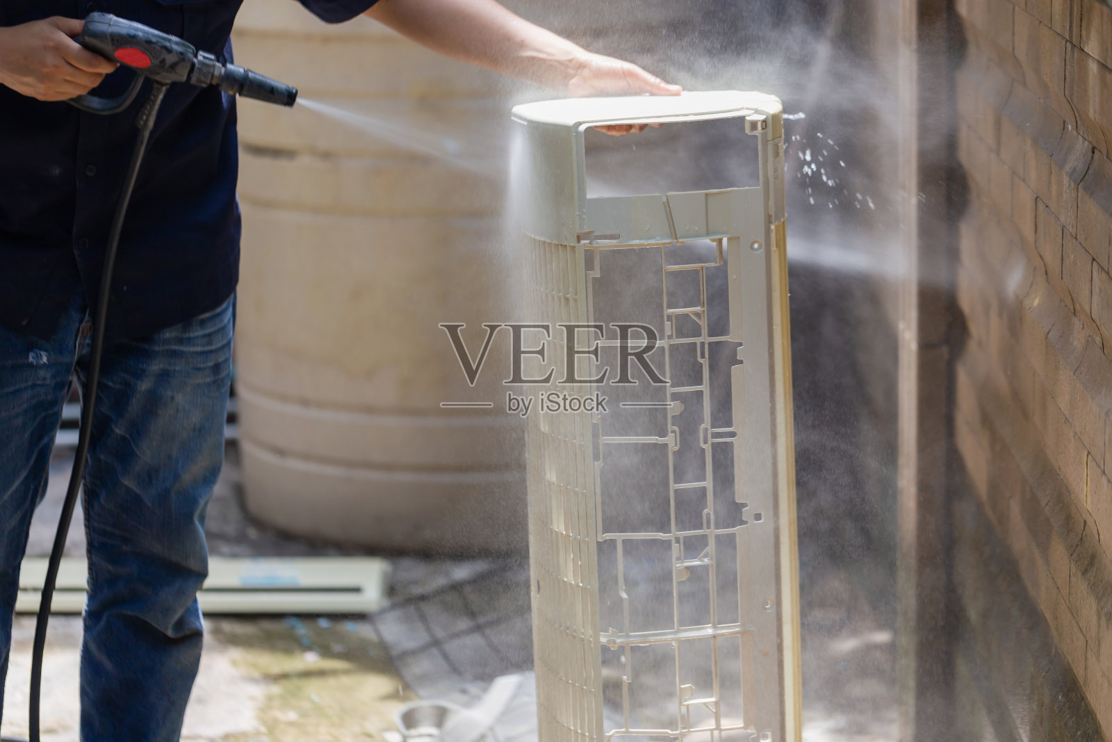 维修人员清洁空调,提供空调维修服务照片摄影图片