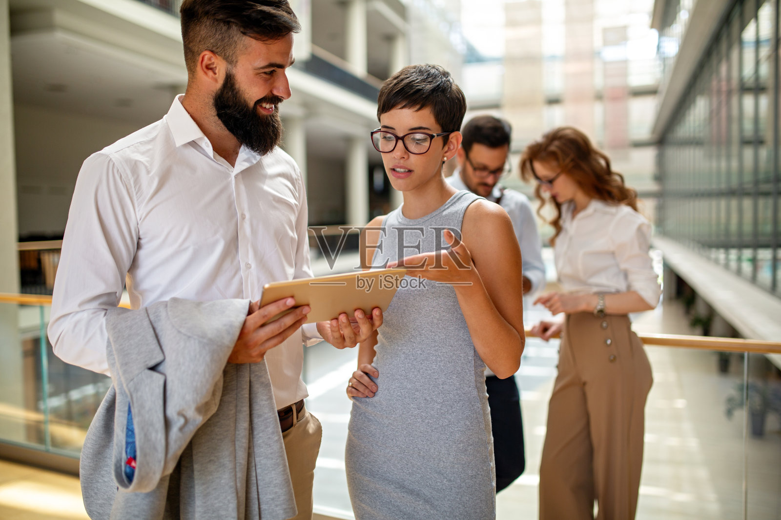 一群年轻的商人在办公室里一起工作。成功的团队合作。照片摄影图片