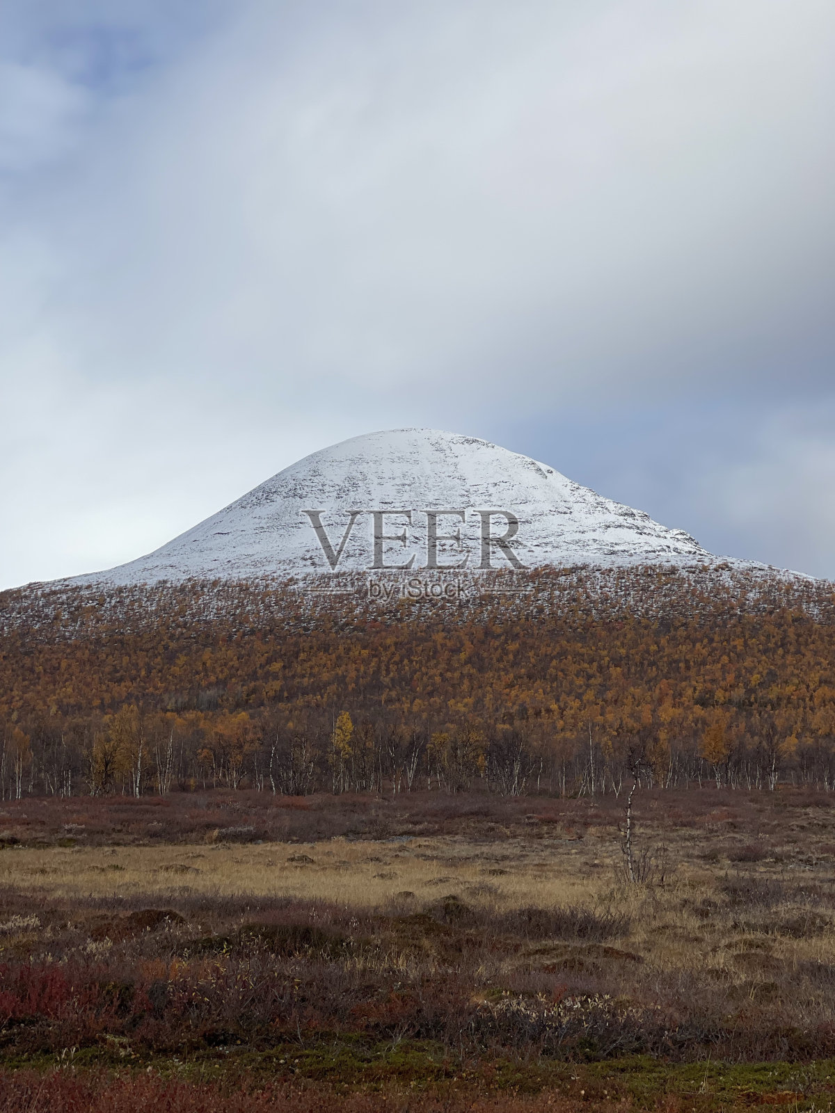 秋天的雪覆盖着小山照片摄影图片