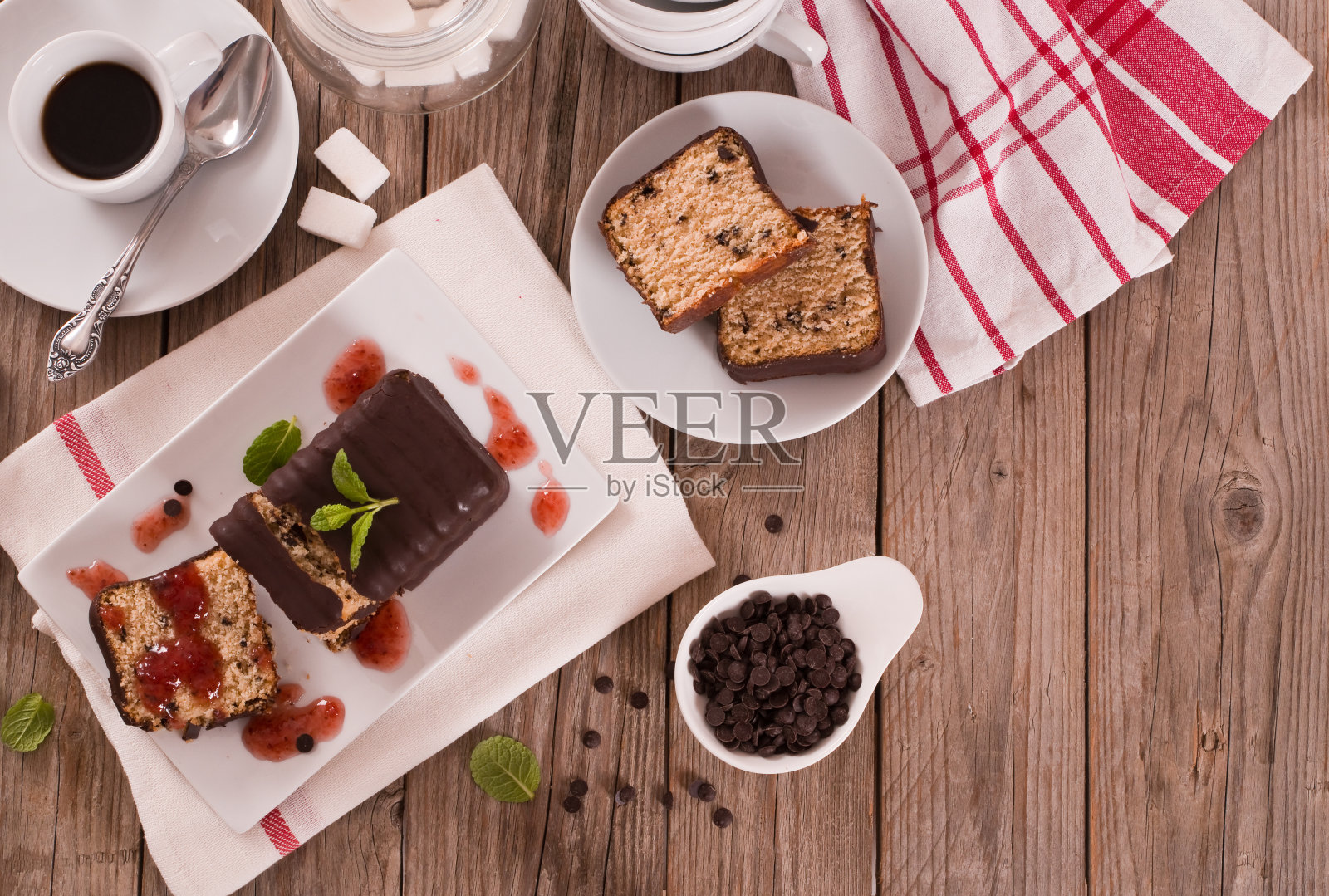 有巧克力糖霜的海绵蛋糕。照片摄影图片