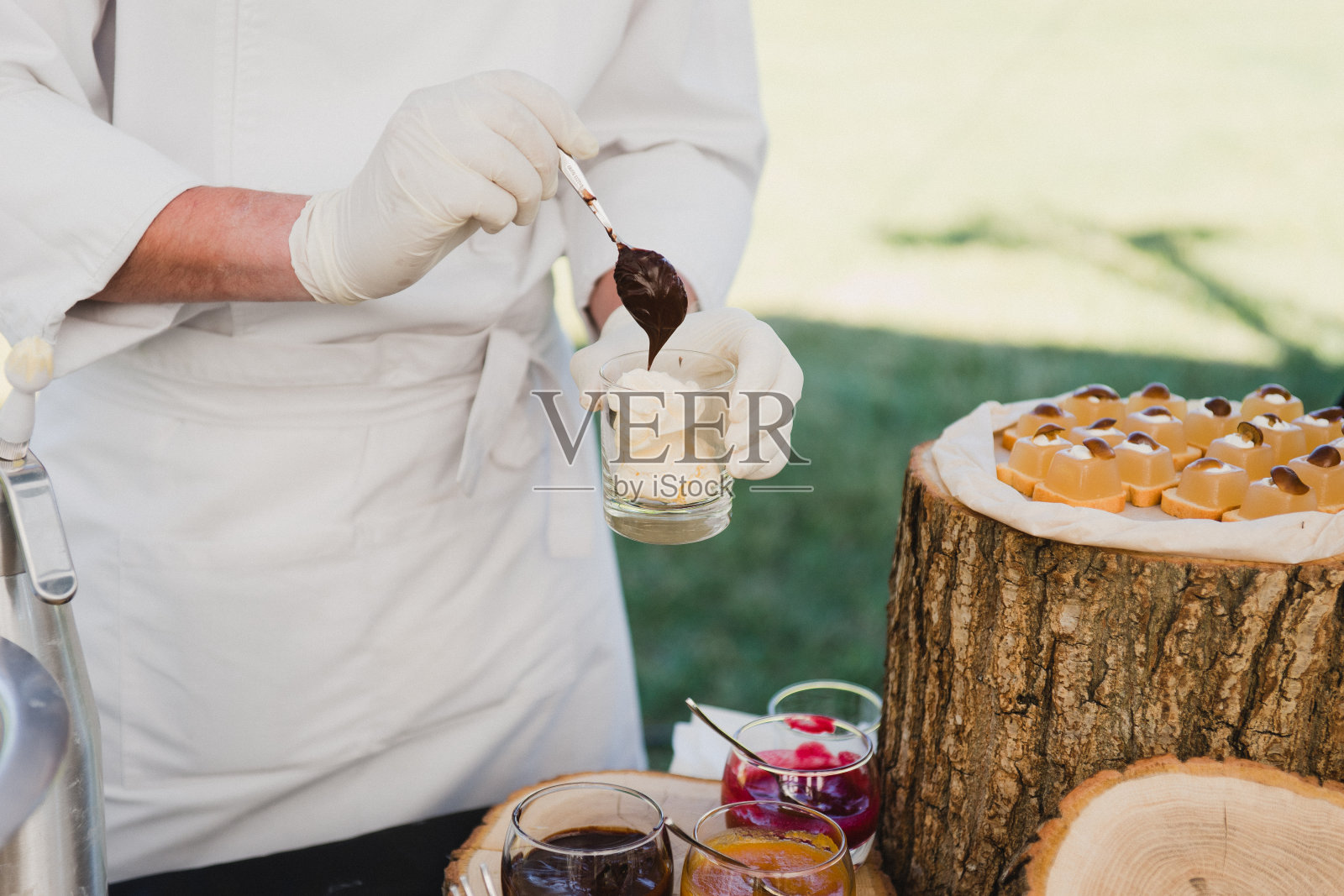婚宴上的酒席。食物和饮料的特写。照片摄影图片