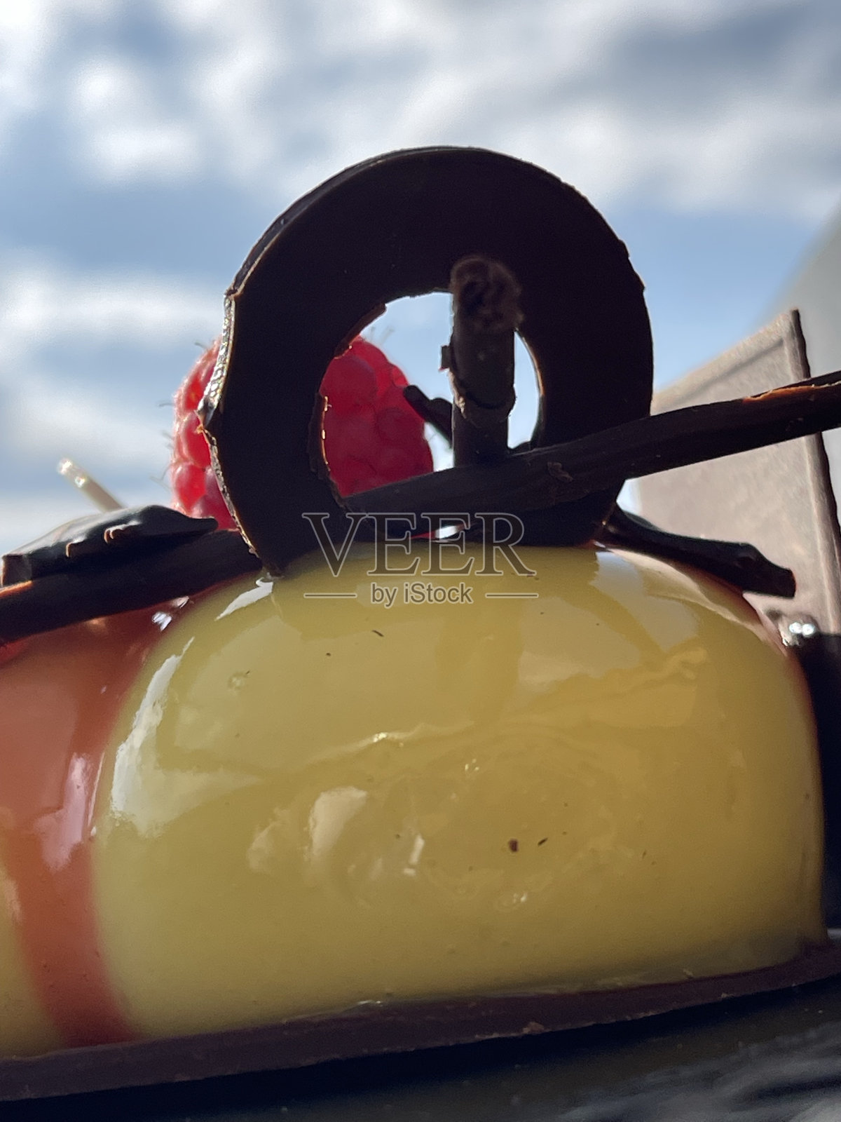 小而光滑的馅饼,带有巧克力元素和覆盆子照片摄影图片