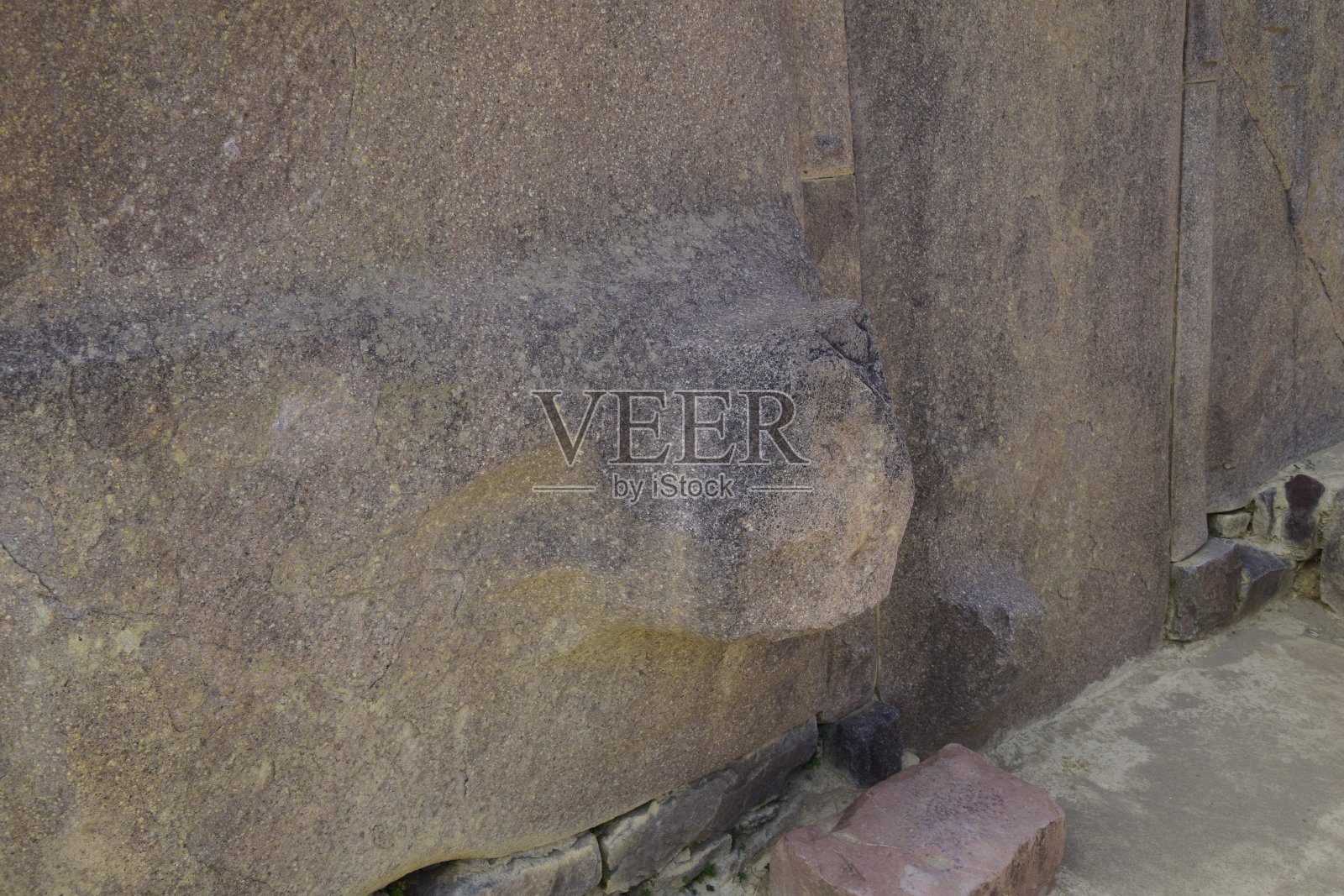 秘鲁奥兰塔坦博印加遗址上的巨石。秘鲁安第斯山脉圣谷的古建筑照片摄影图片