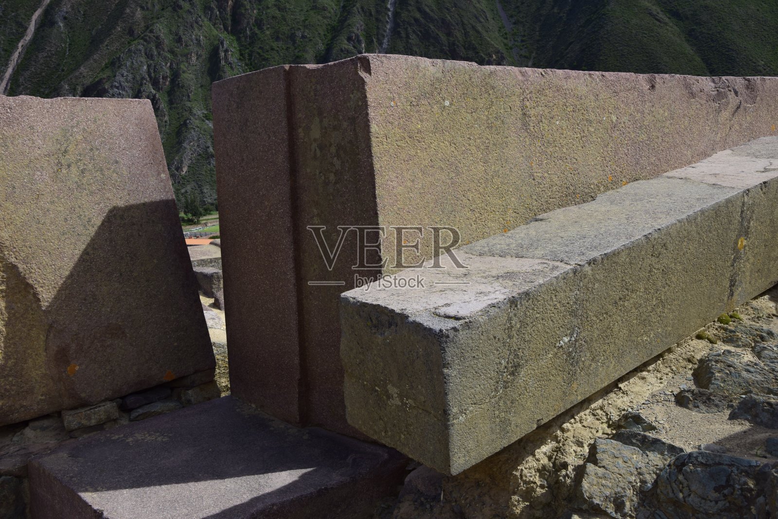 秘鲁奥兰塔坦博印加遗址上的巨石。秘鲁安第斯山脉圣谷的古建筑照片摄影图片