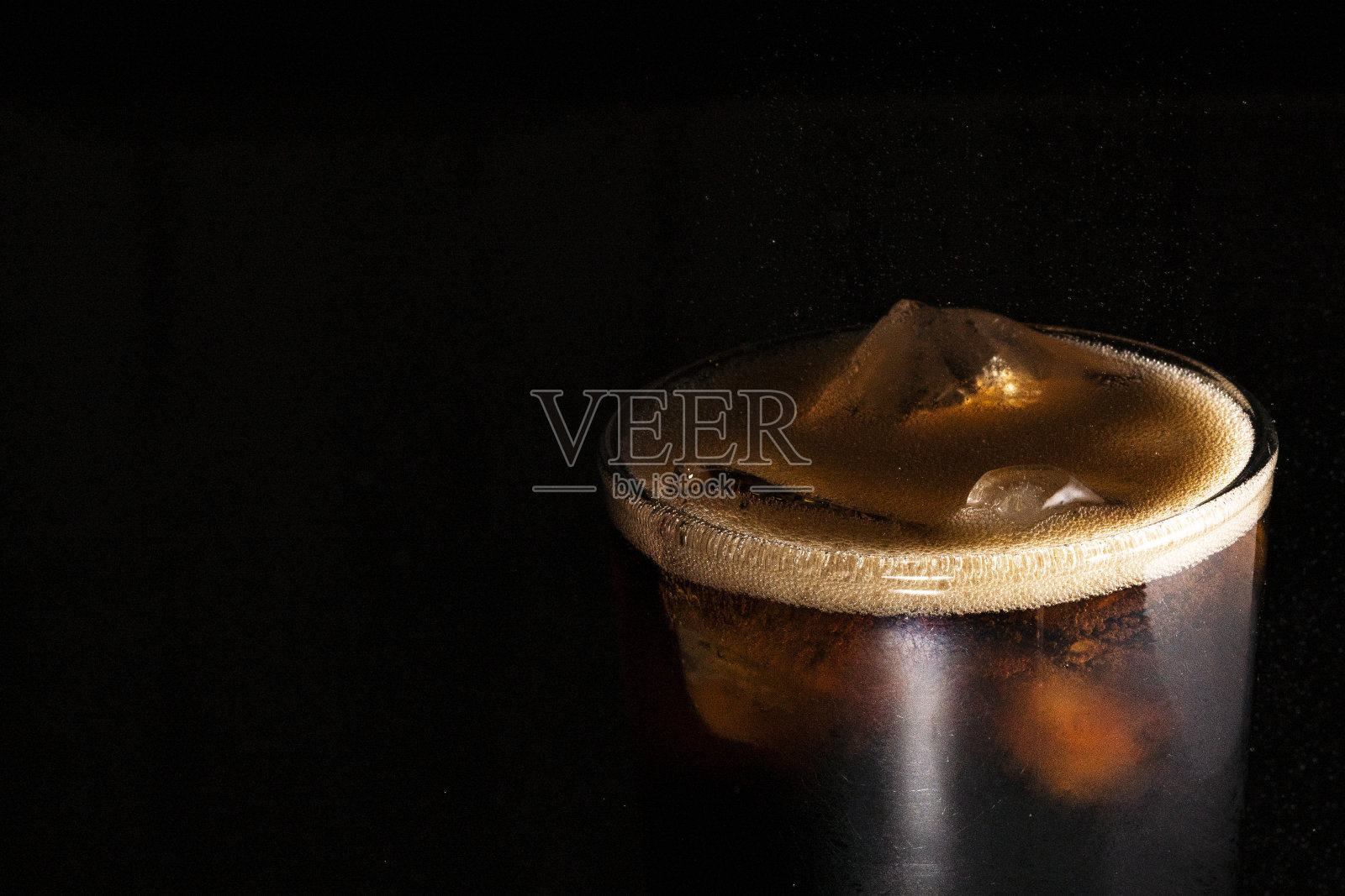 特写的冰可乐孤立在黑色背景照片摄影图片