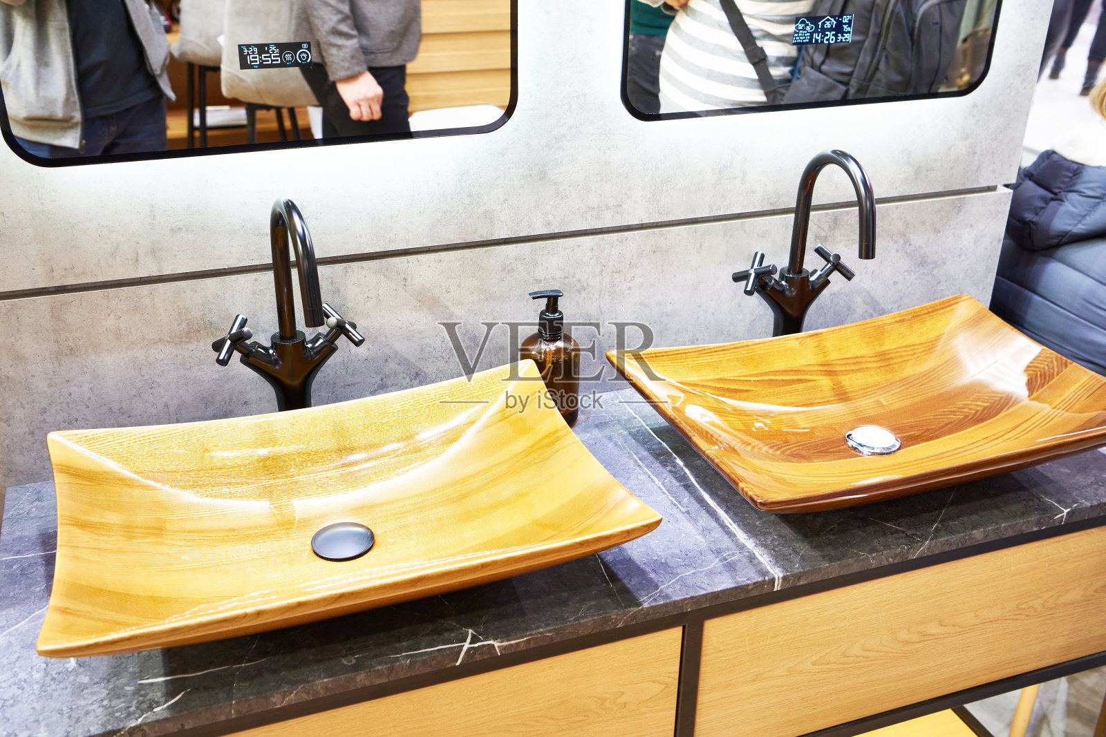 浴室内部的木制洗脸盆照片摄影图片