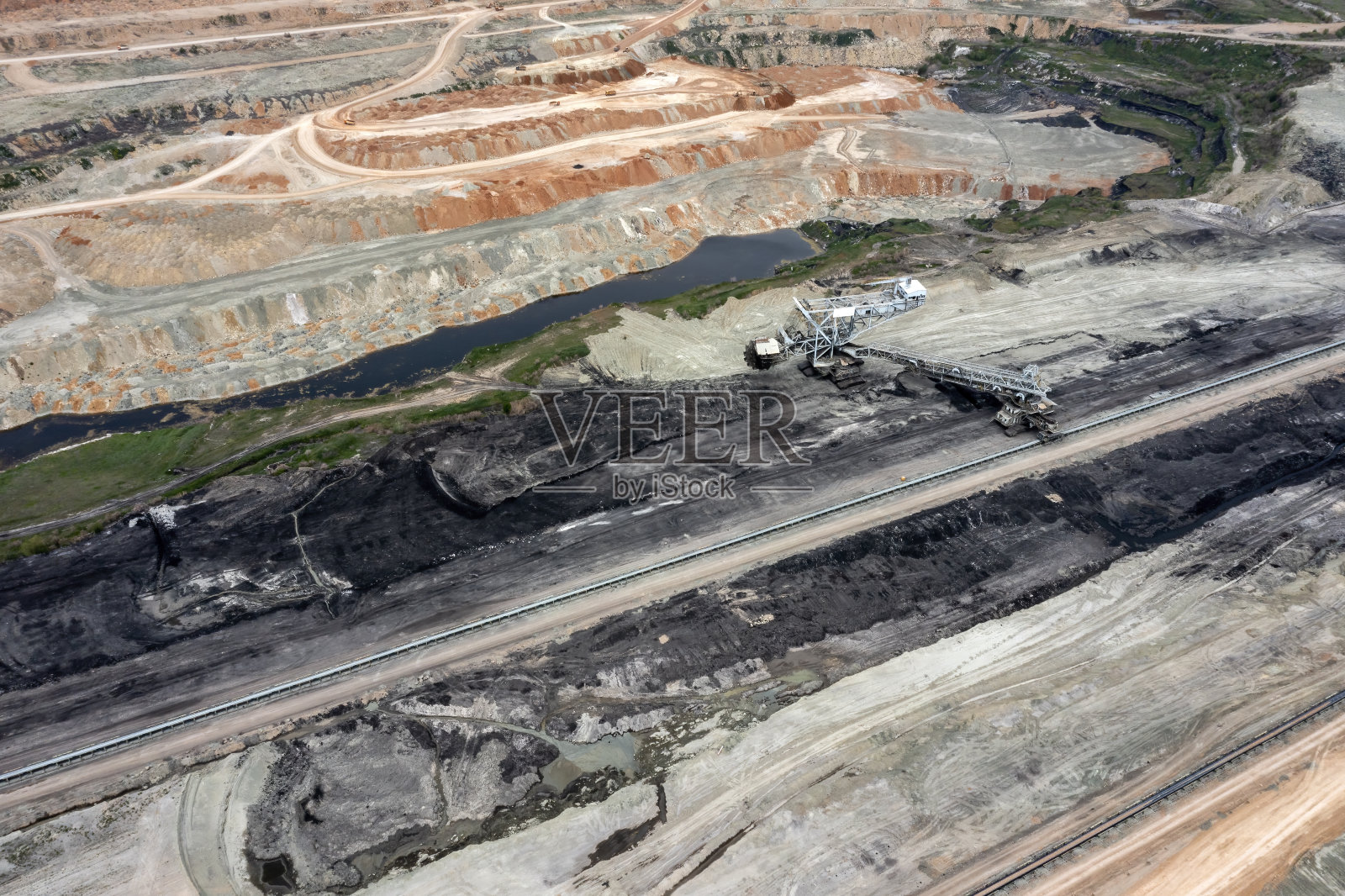 希腊Ptolemaida褐煤矿的鸟瞰图。照片摄影图片