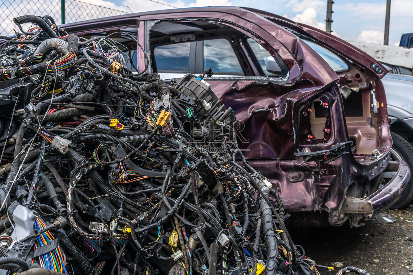 在垃圾场把汽车拆成零件照片摄影图片