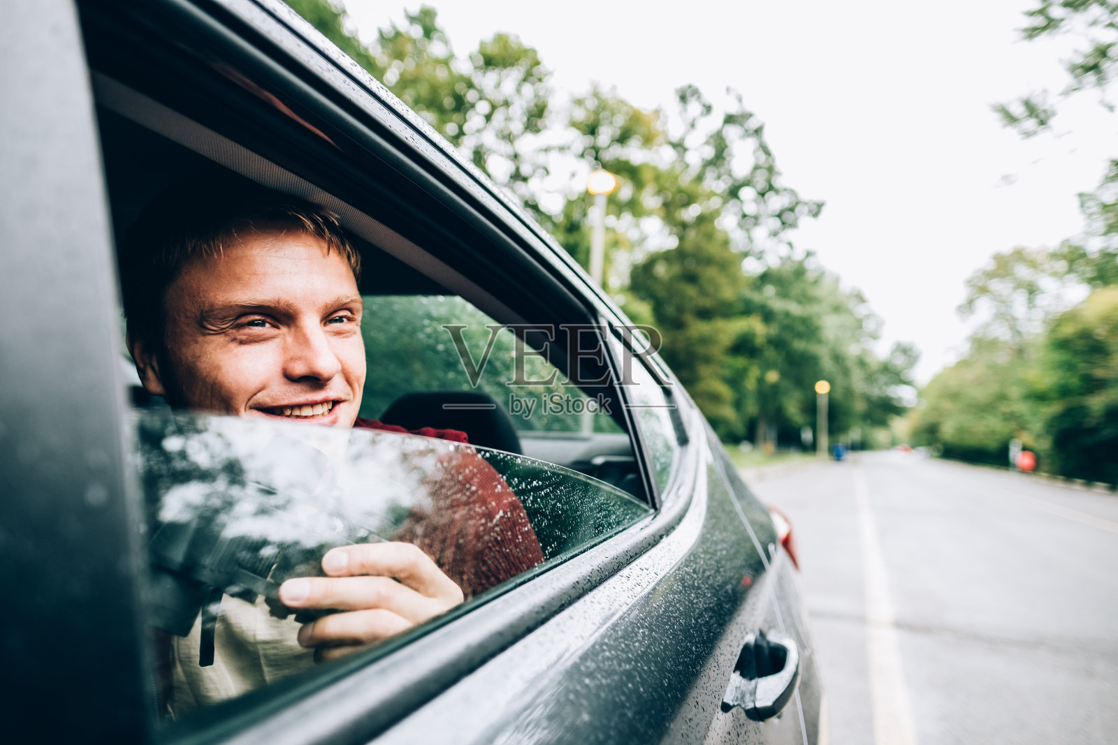 朋友们享受着租来的车照片摄影图片