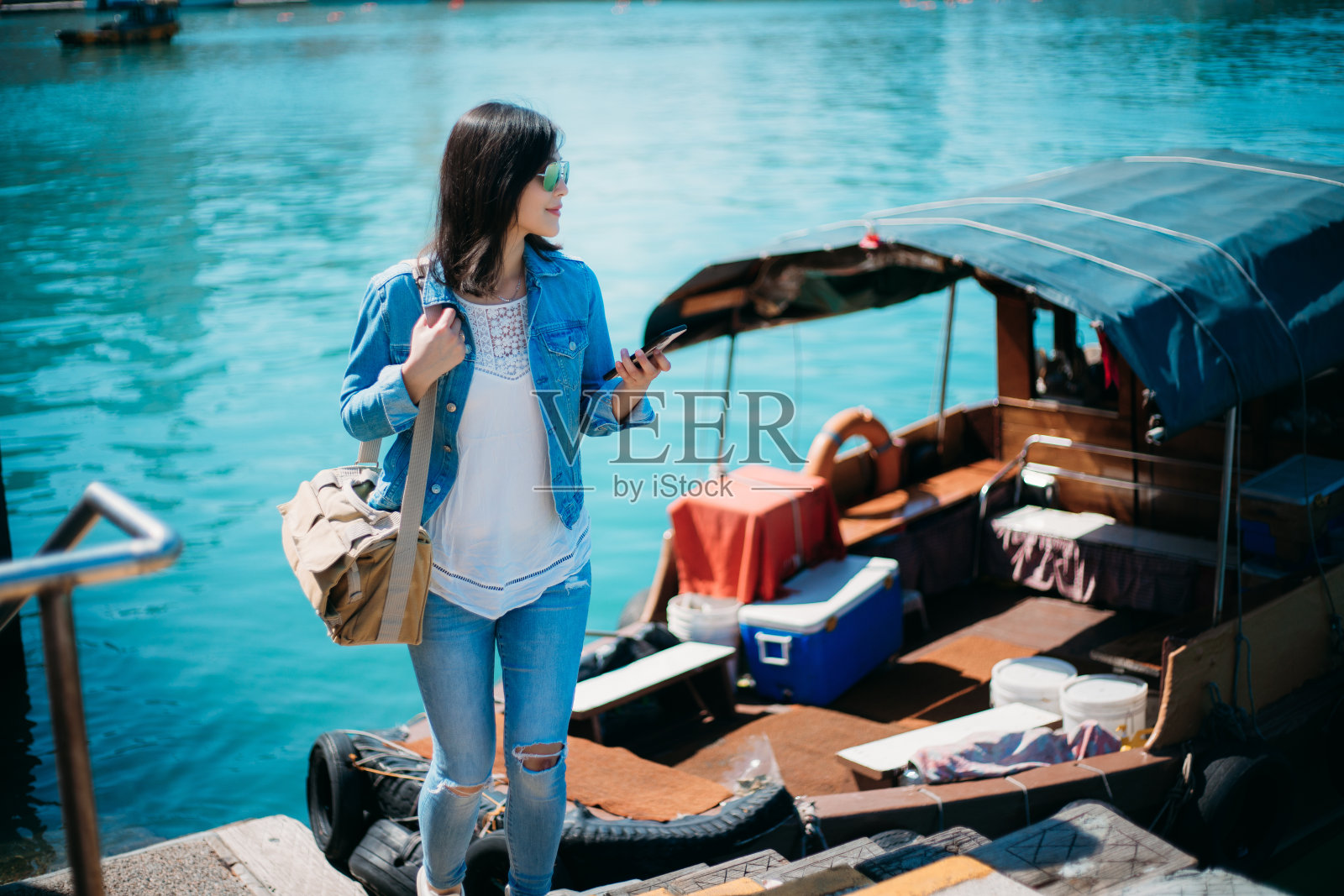 女子乘船游览香港维多利亚港照片摄影图片