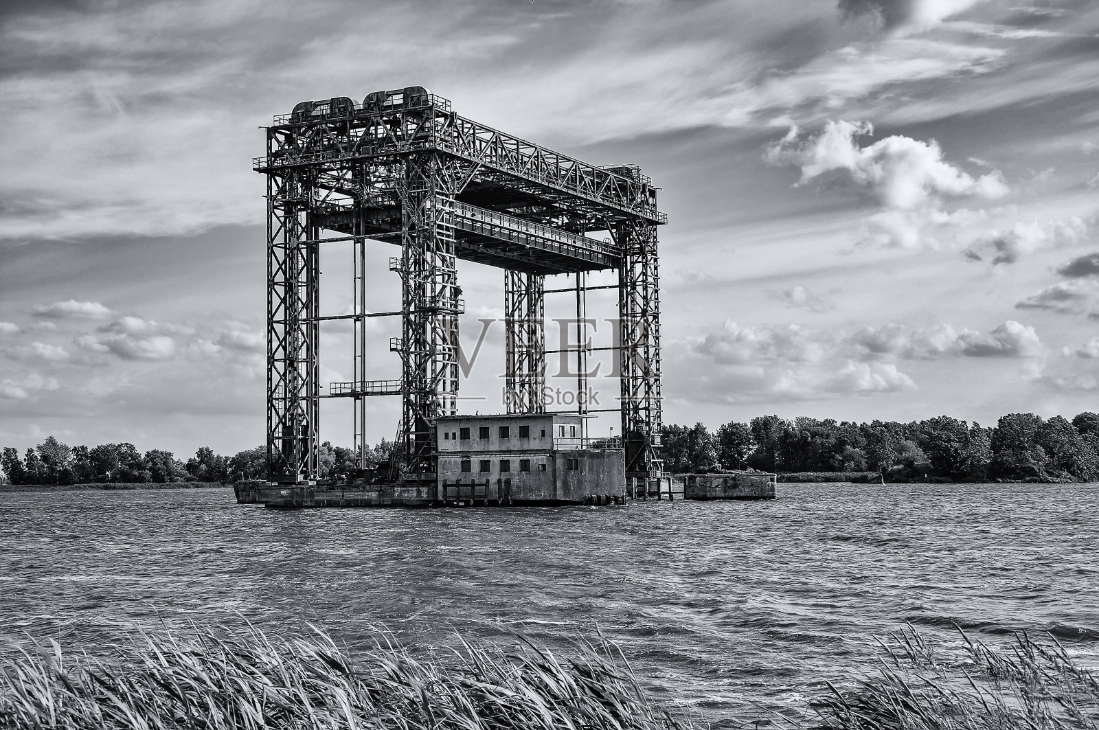 位于德国乌塞多姆岛的卡宁附近的皮内河上的升降桥的黑白照片照片摄影图片