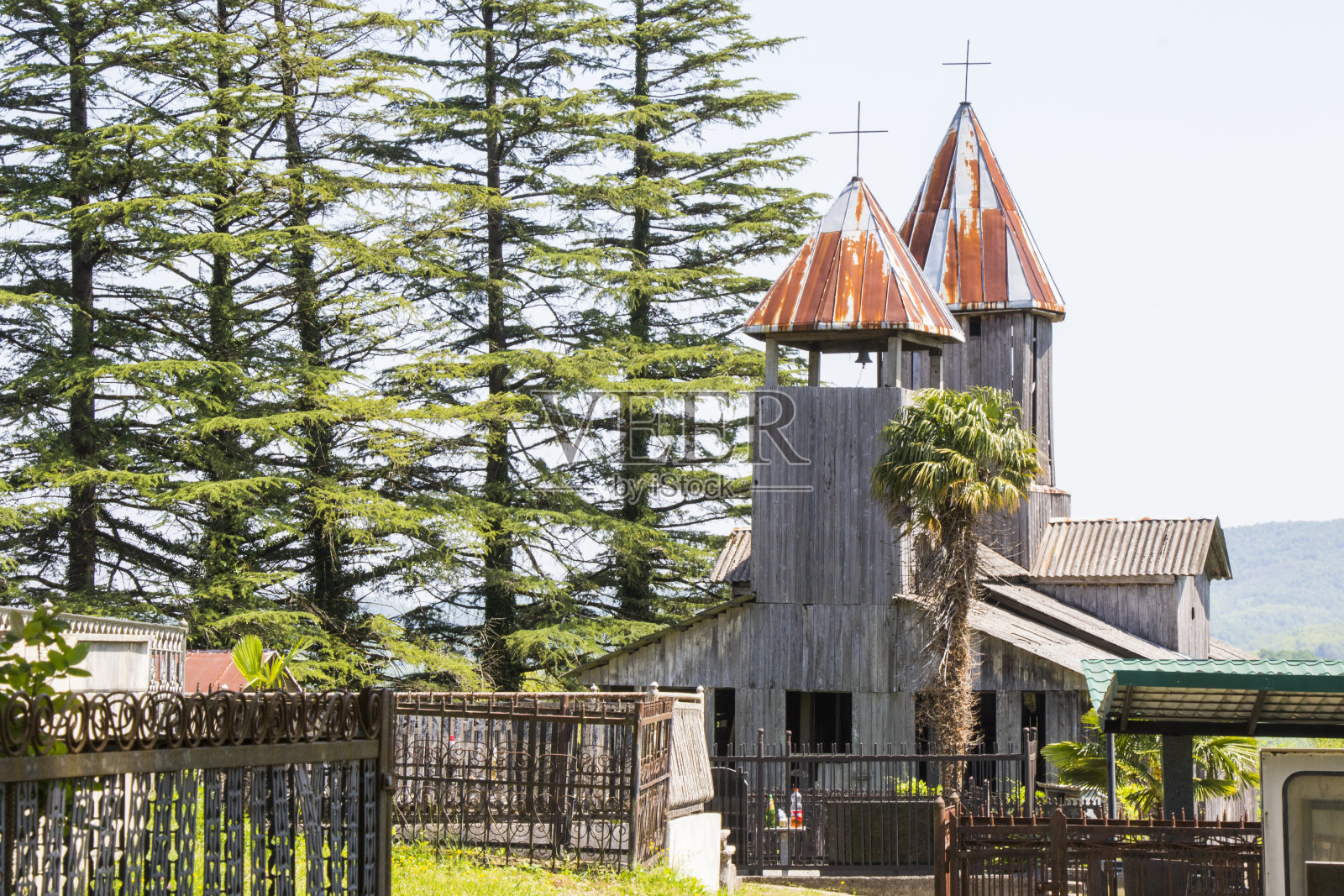格鲁吉亚古老的木制教堂。古老的建筑和自然。照片摄影图片