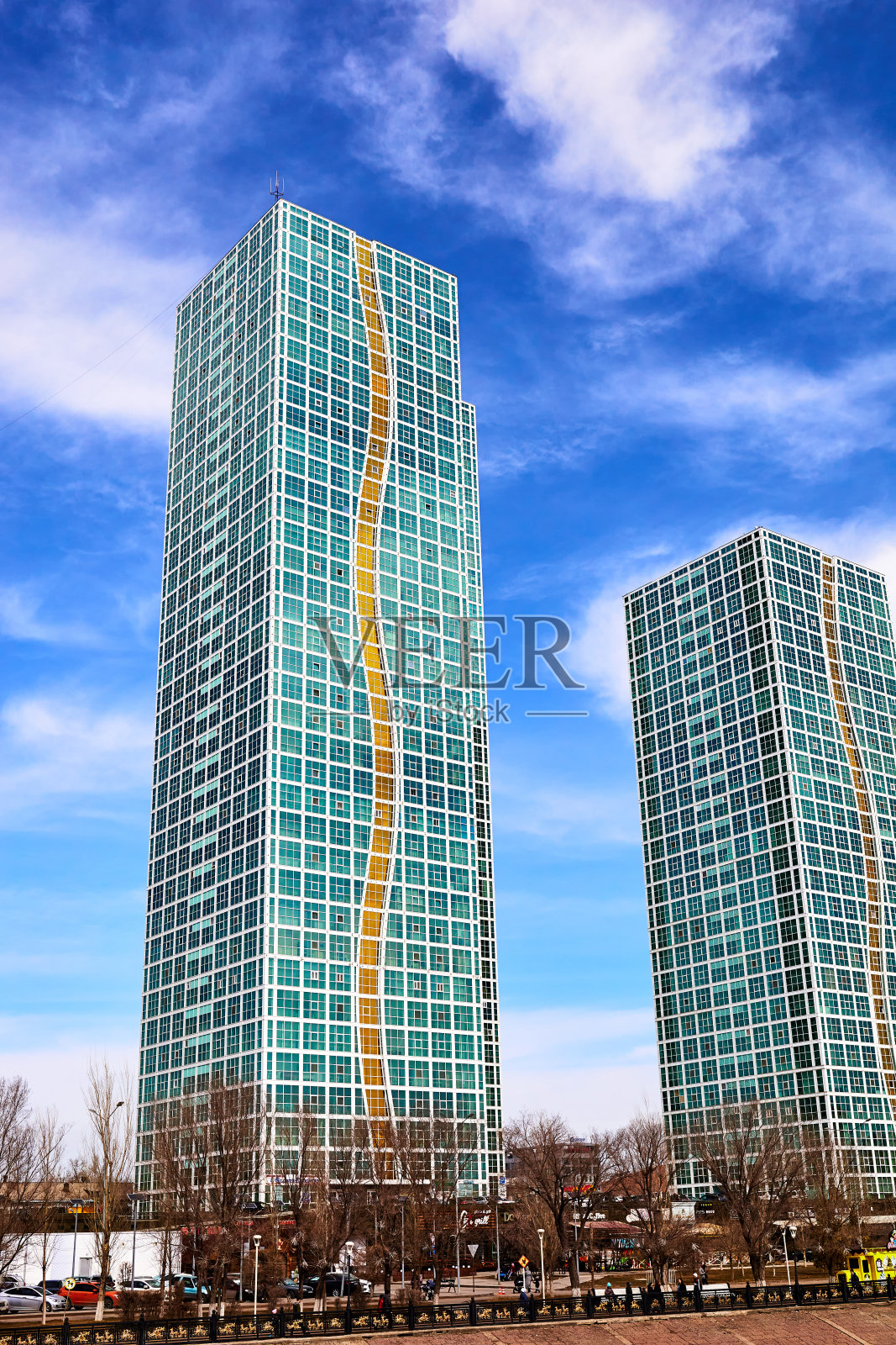 现代多层住宅。努尔苏丹,哈萨克斯坦- 2022年4月12日照片摄影图片