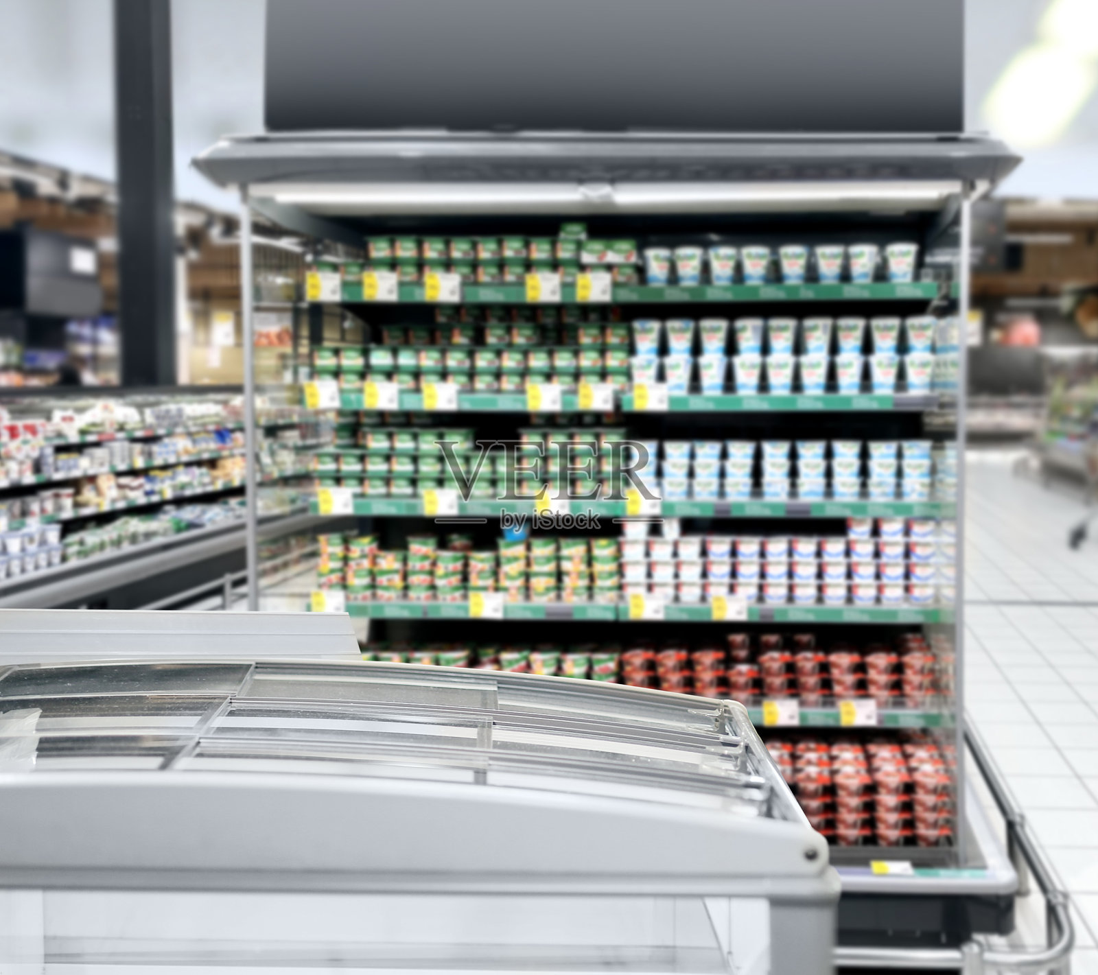 空超市,超市冰箱里的冷冻食品。照片摄影图片