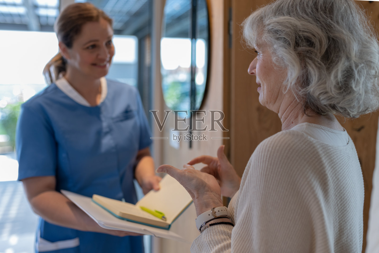 穿制服的医务人员(护士、医生)到病人家中探视照片摄影图片