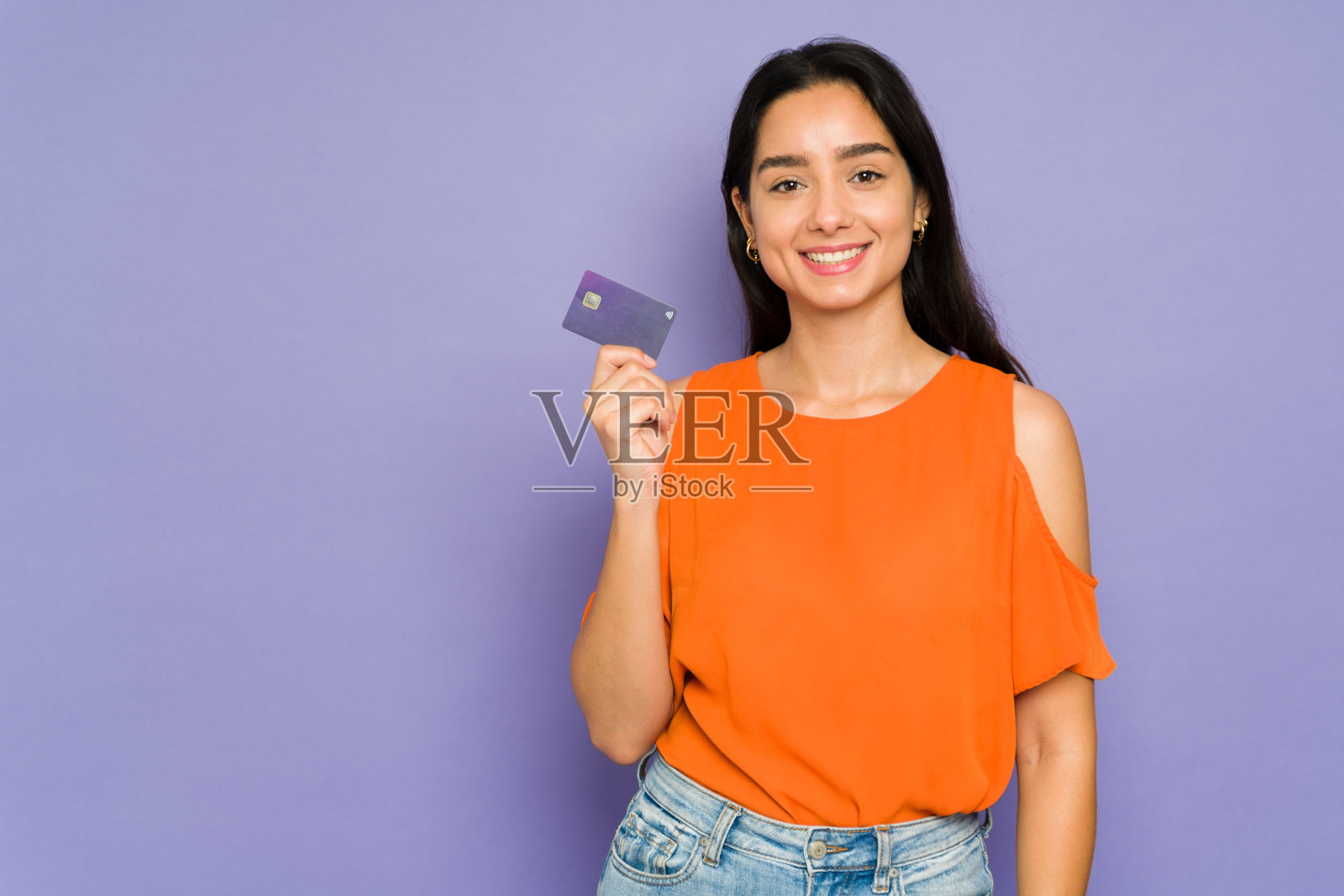 工作室拍摄的一个女人在推广一种新的信用卡照片摄影图片