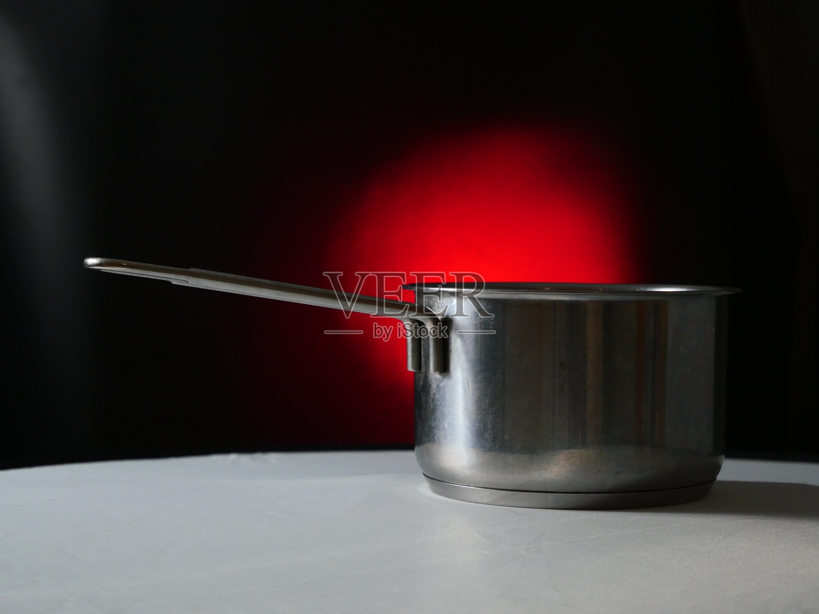 黑色背景的不锈钢锅照片摄影图片