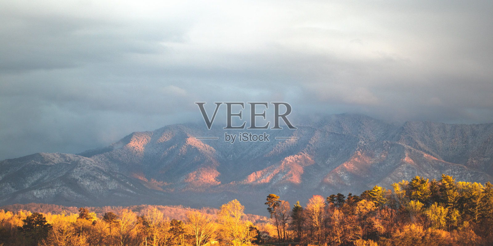 雪烟日落照片摄影图片