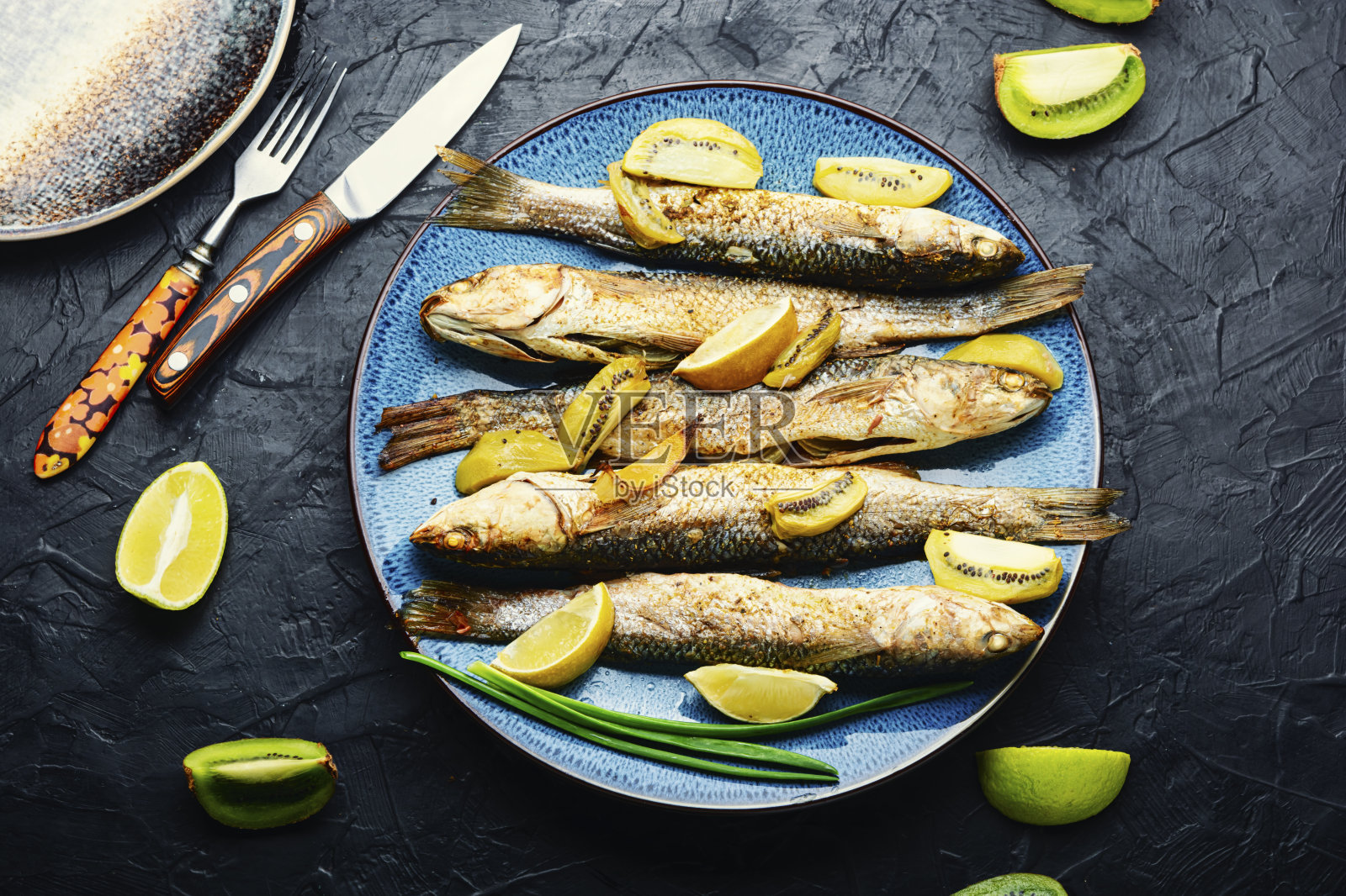 柠檬和猕猴桃炒的佩伦加。照片摄影图片