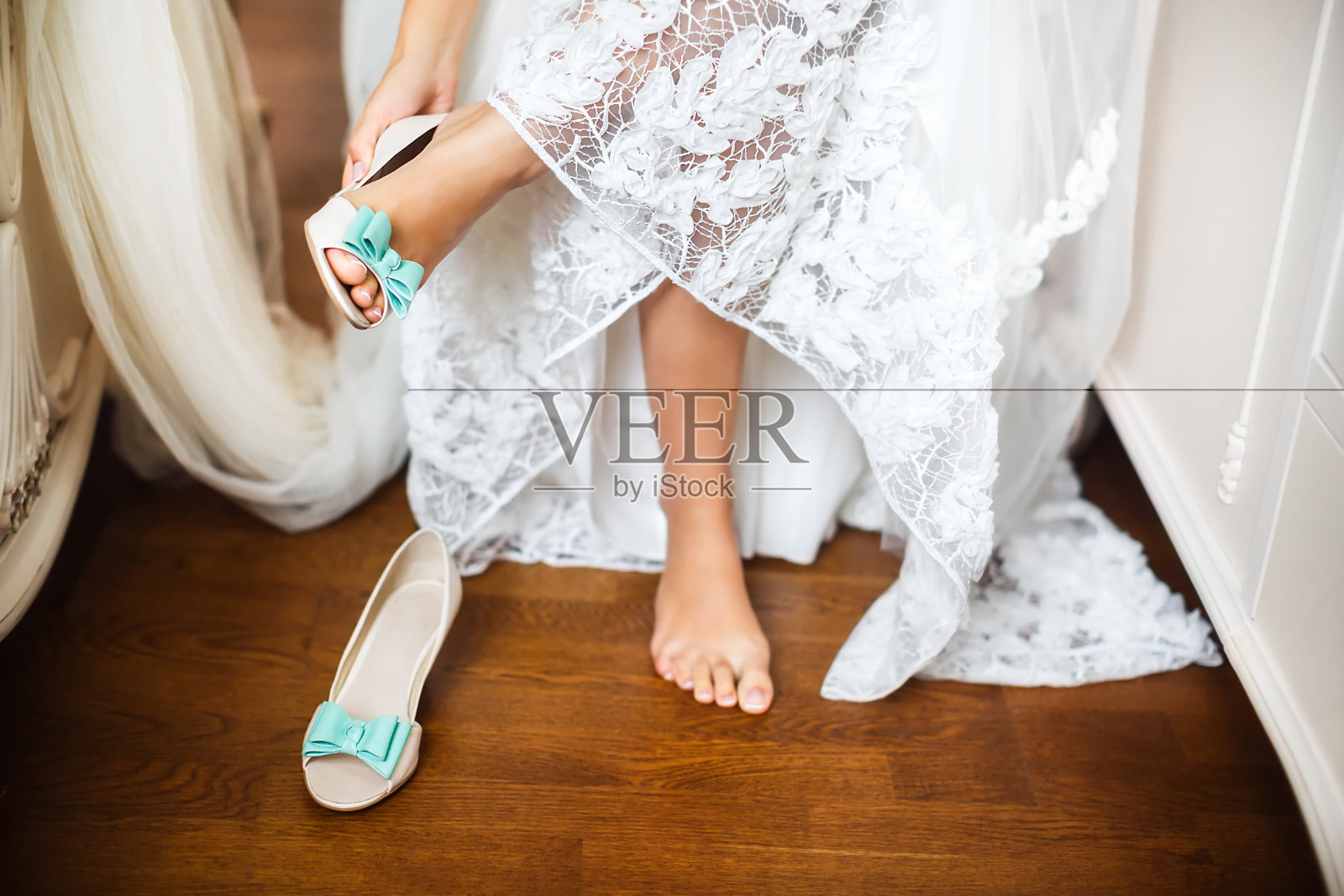 婚礼当天新娘的鞋子照片摄影图片