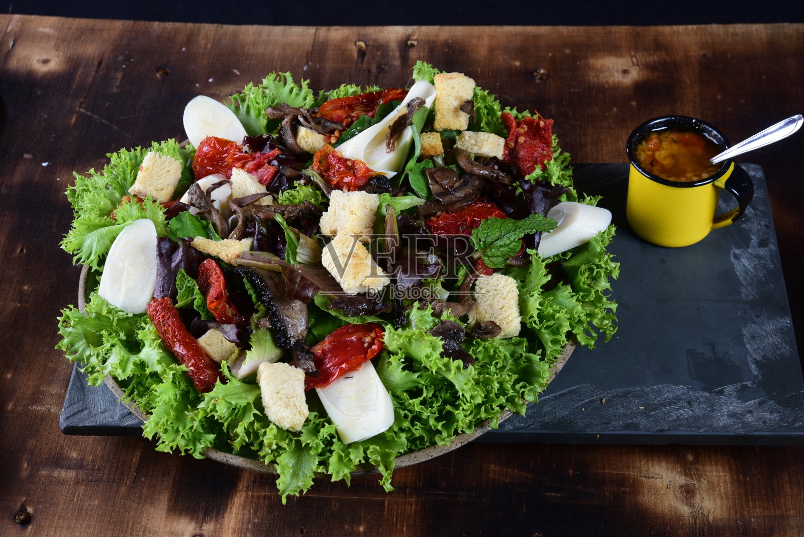 棕榈心生菜沙拉香草蔬菜酱,健康食品照片摄影图片