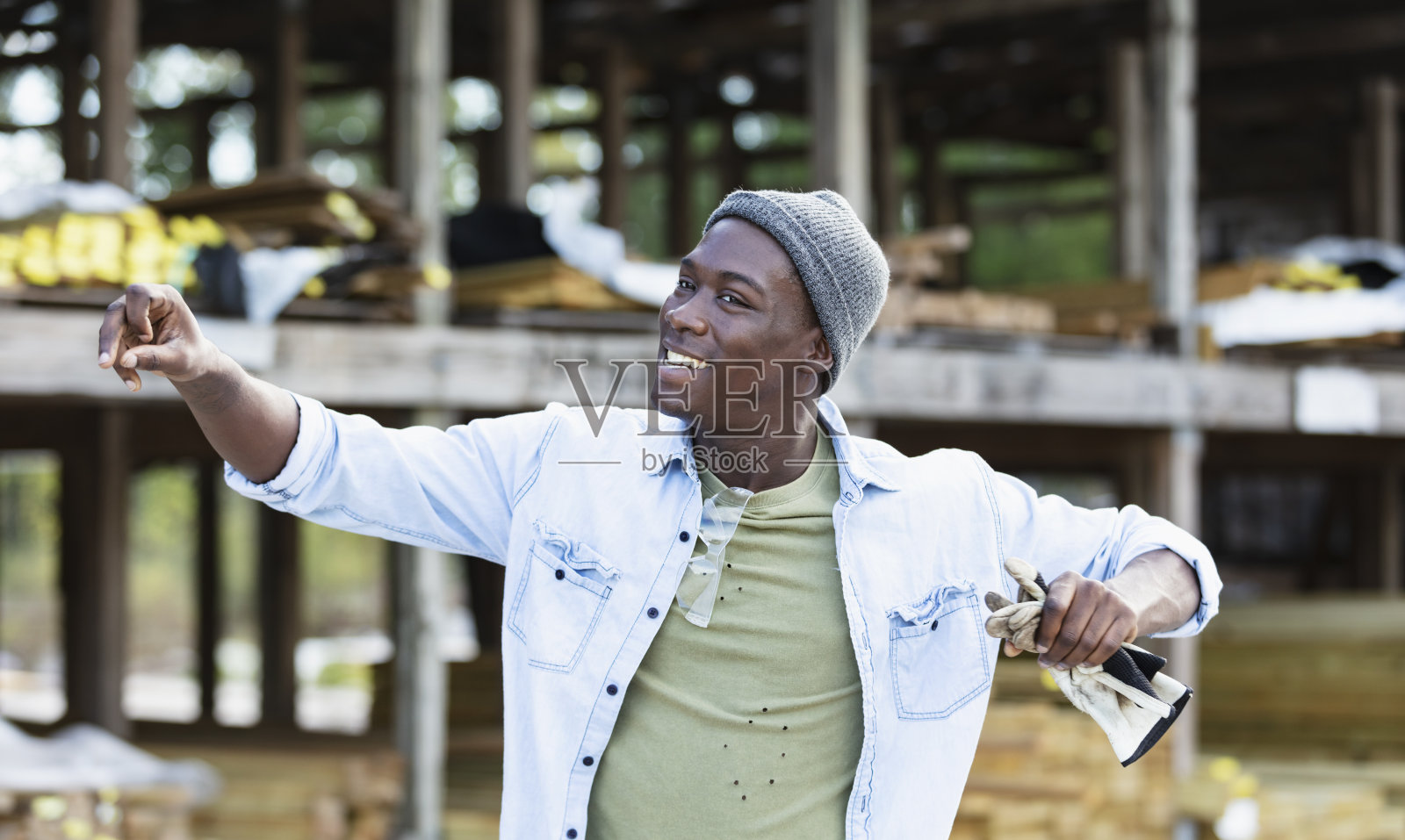 一个年轻的非裔美国人在木材厂微笑照片摄影图片