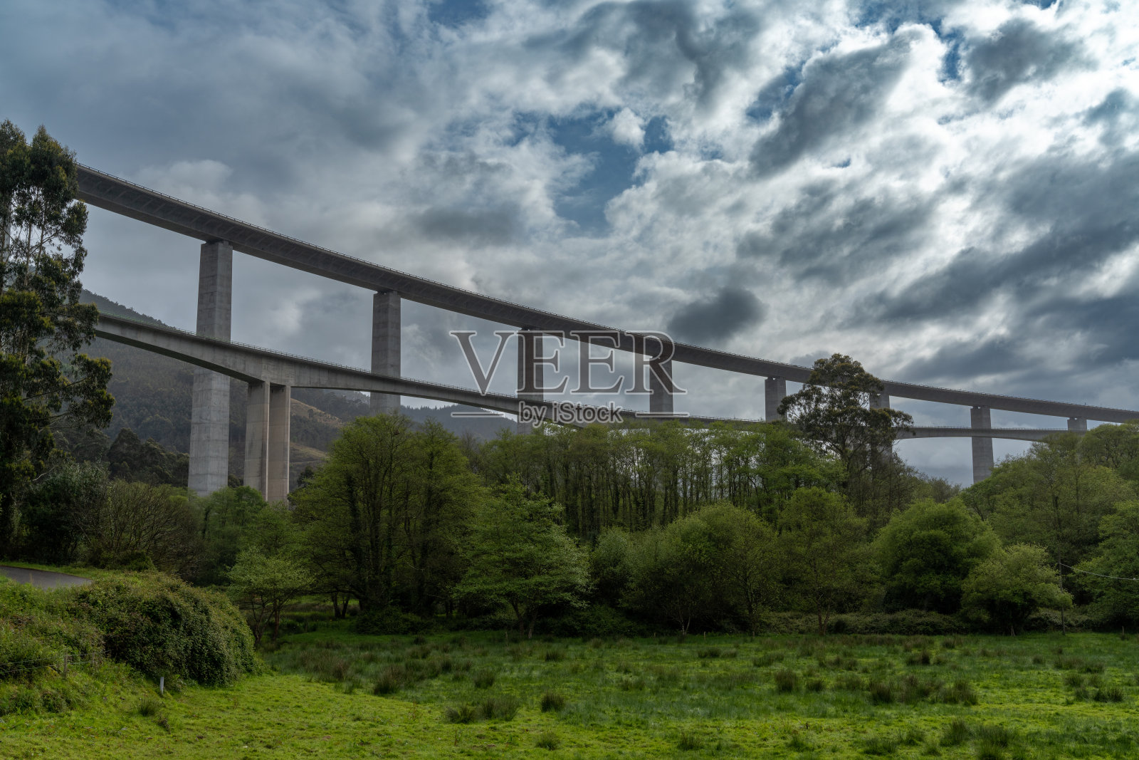 西班牙北部坎塔布里亚高速公路孔查德阿特多大桥景色照片摄影图片