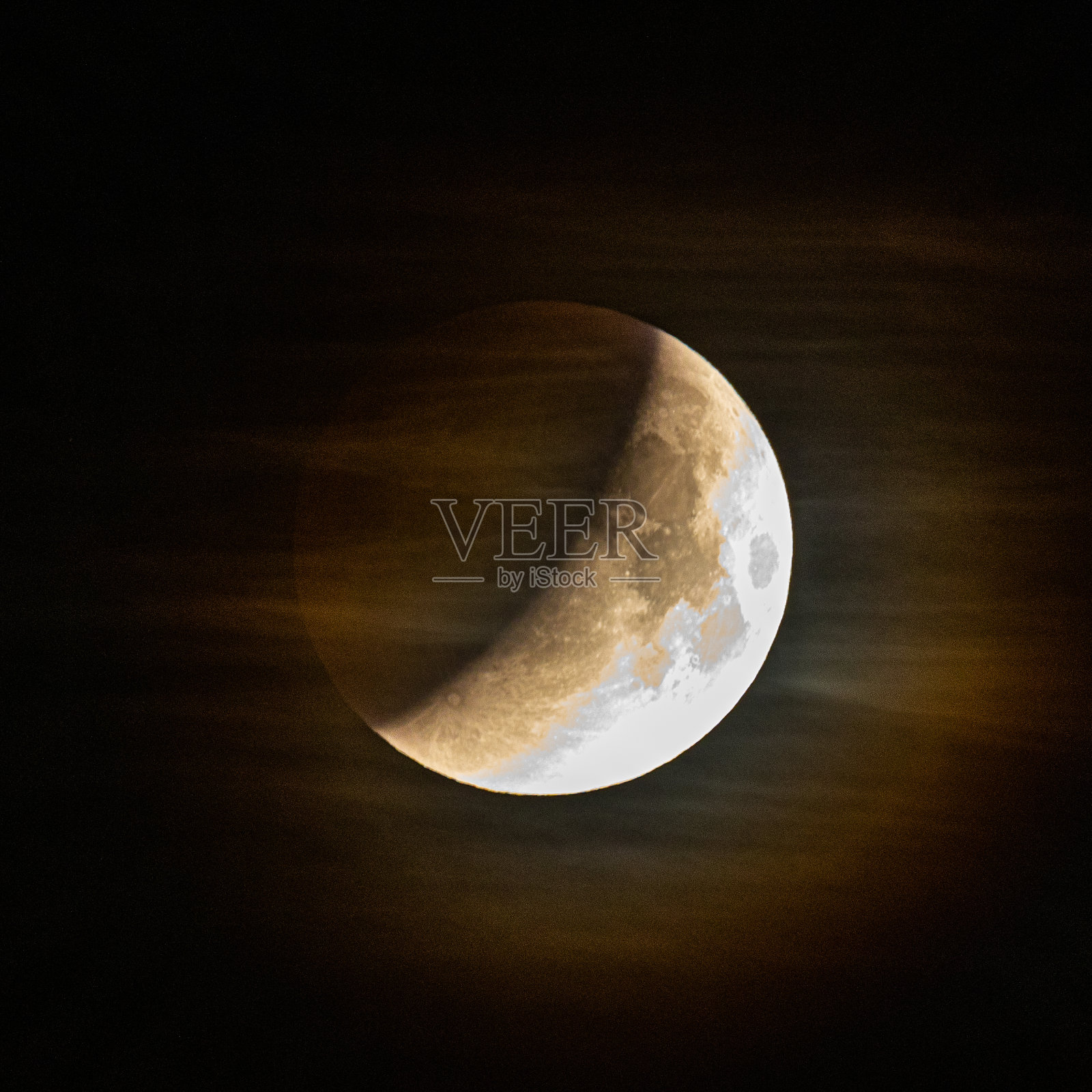 2022年5月16日,在法国普罗旺斯艾克斯观测到的月食照片摄影图片