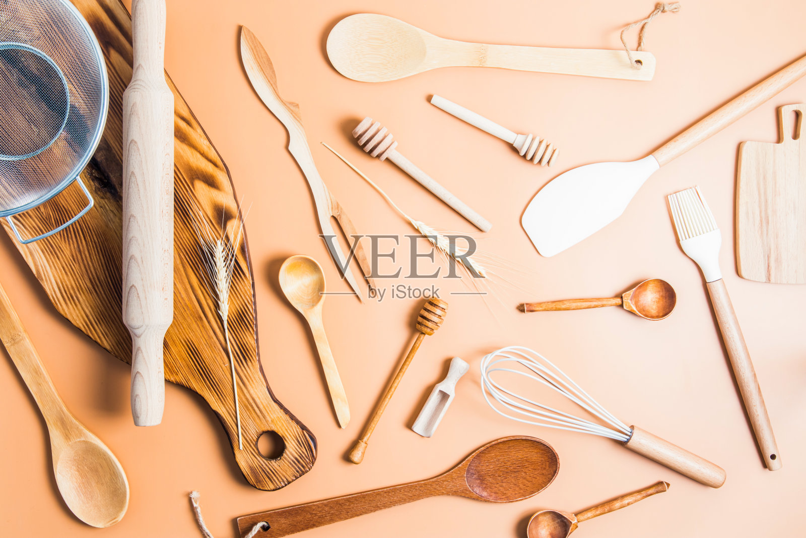 棕色背景的各种厨房用具的集合。前视图。平的样式。环保项目。照片摄影图片