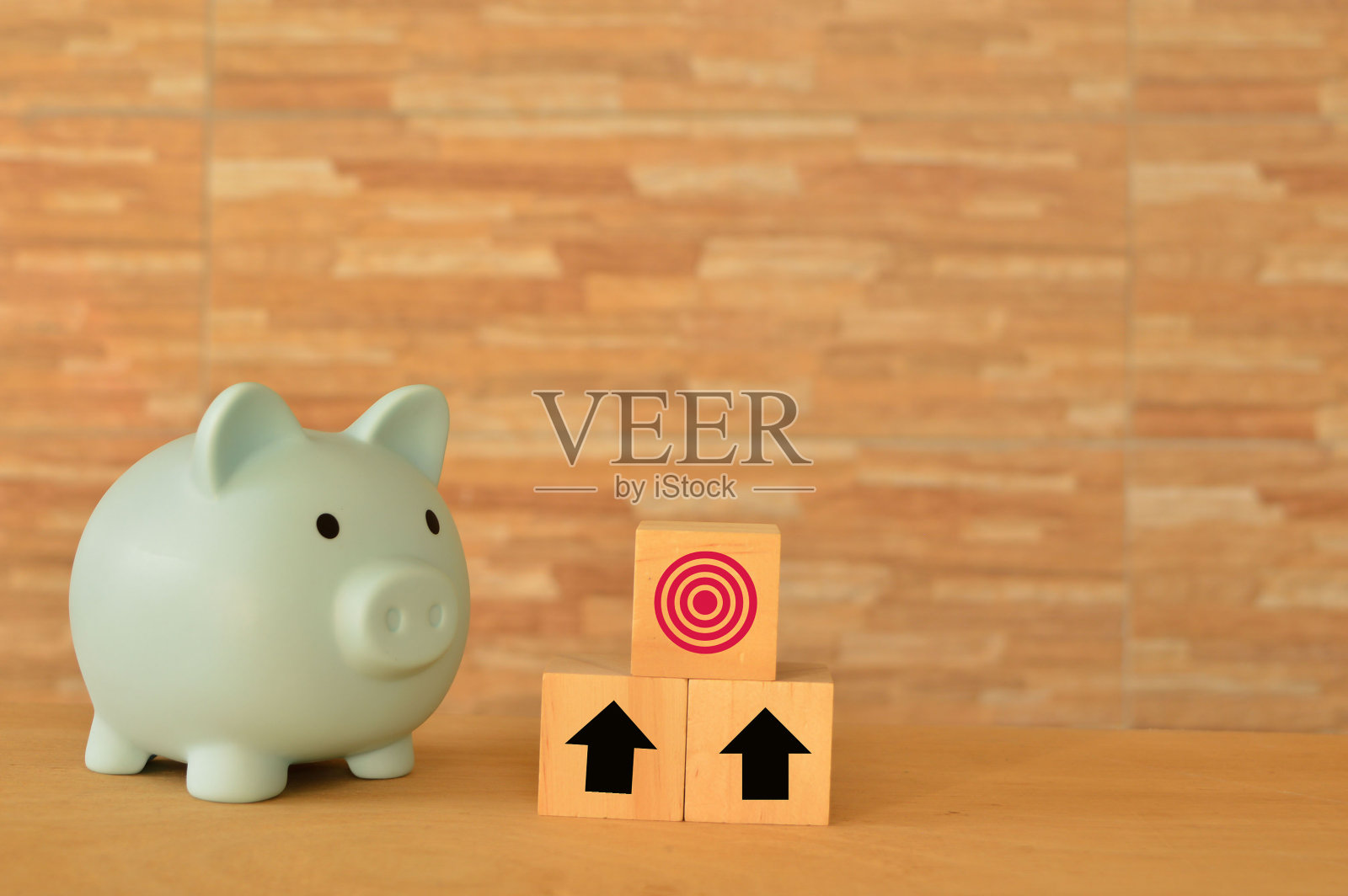 存钱罐,向上的箭头和木块上的目标符号。照片摄影图片