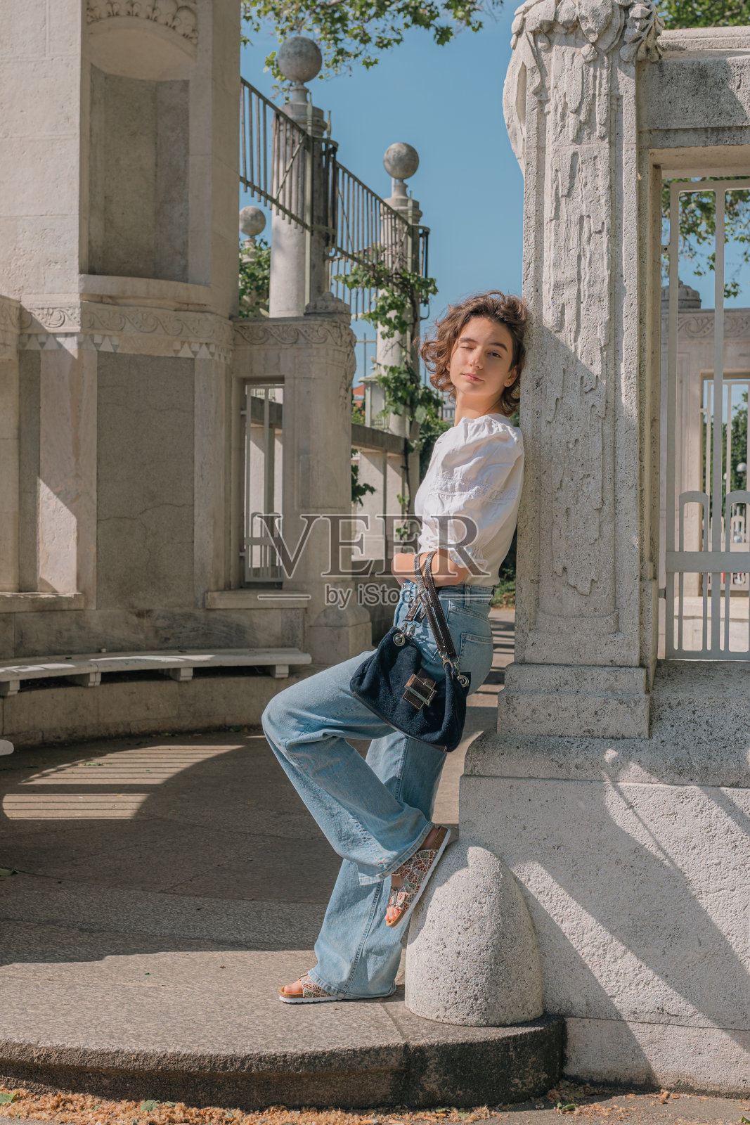 年轻女士的肖像穿着欧洲风格的夏季休闲服照片摄影图片