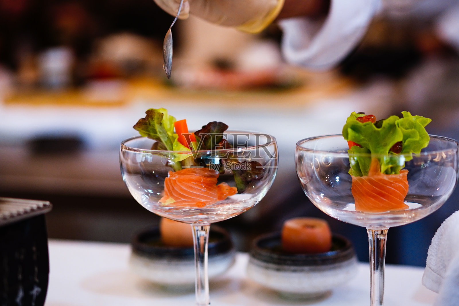 玻璃杯里有三文鱼沙拉照片摄影图片