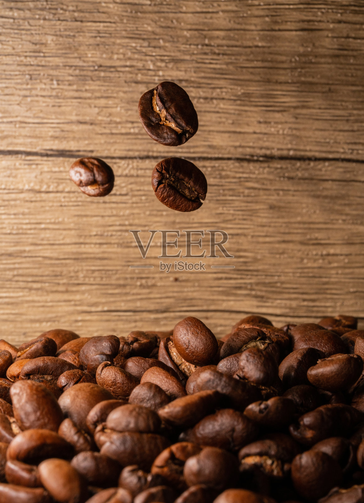 咖啡豆近景木制背景照片摄影图片