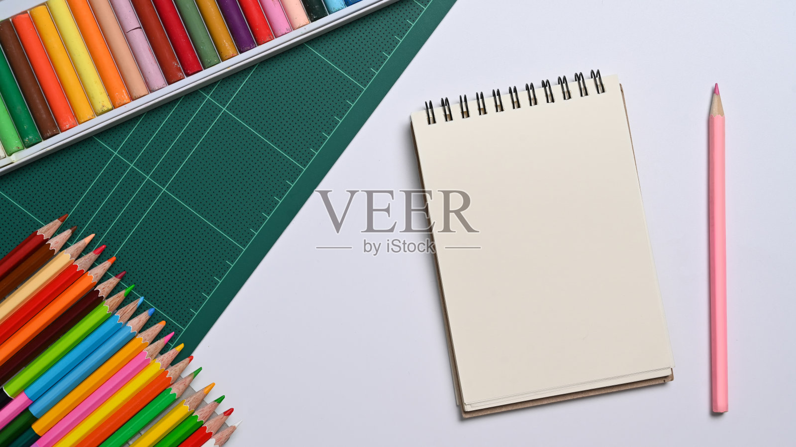 笔记本和学校用品在白色的桌子上。回到学校。的概念。照片摄影图片