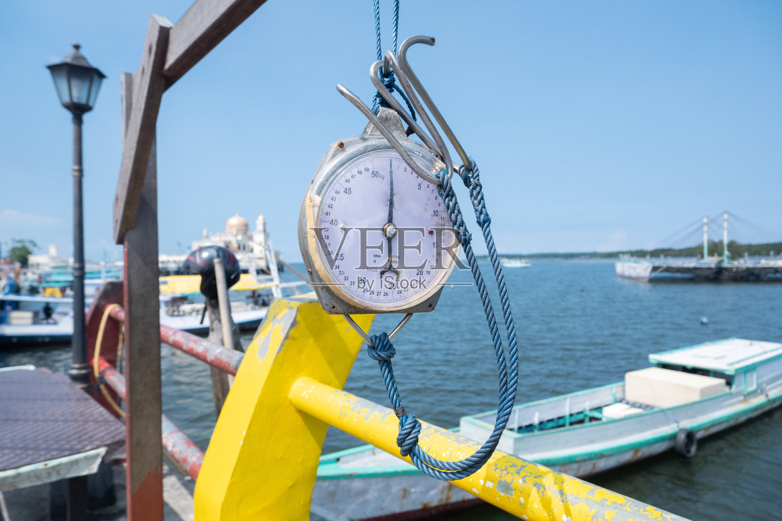 秤:一种从渔民手中给新鲜鱼称重的工具照片摄影图片