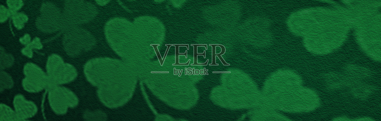 优雅的深绿色背景与三叶草和旧的复古grunge纹理照片摄影图片