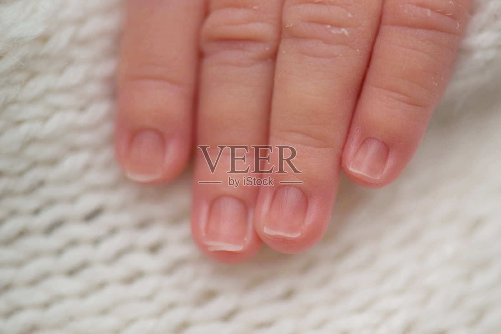 新生儿把手上可爱的小手指,特写,微距摄影照片摄影图片