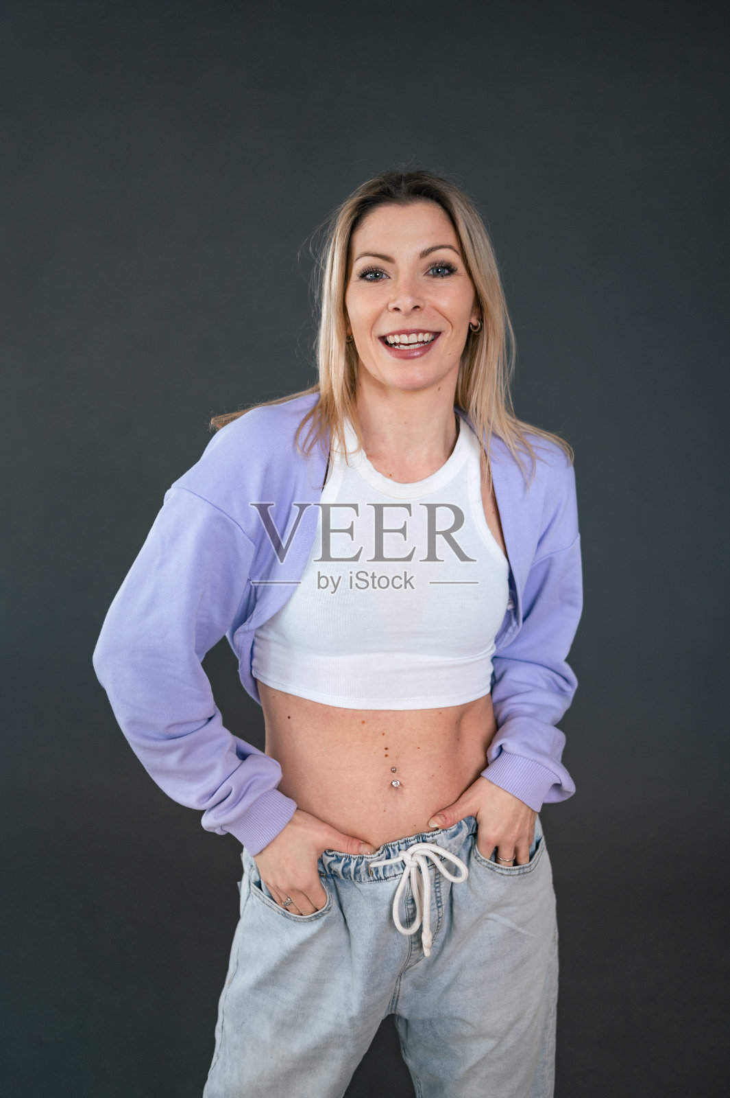 画室里快乐女人的肖像照片摄影图片