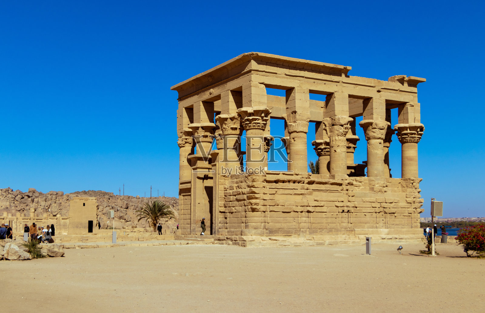 阿吉勒基亚岛尼罗河畔的图拉真凉亭,埃及阿斯旺照片摄影图片