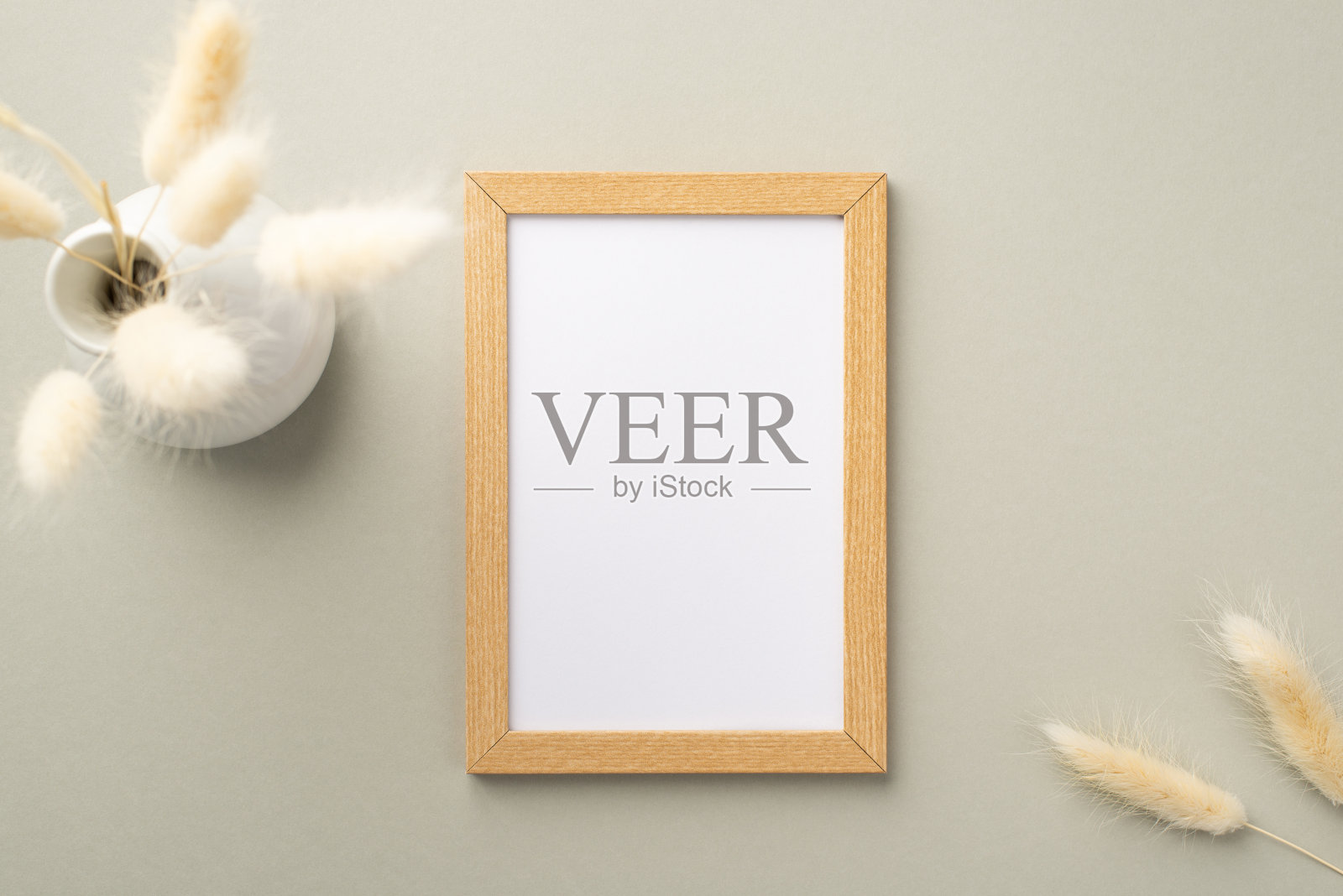 顶视图照片的木制相框和陶瓷花瓶白色lagurus花在粉彩灰色背景与空白空间照片摄影图片