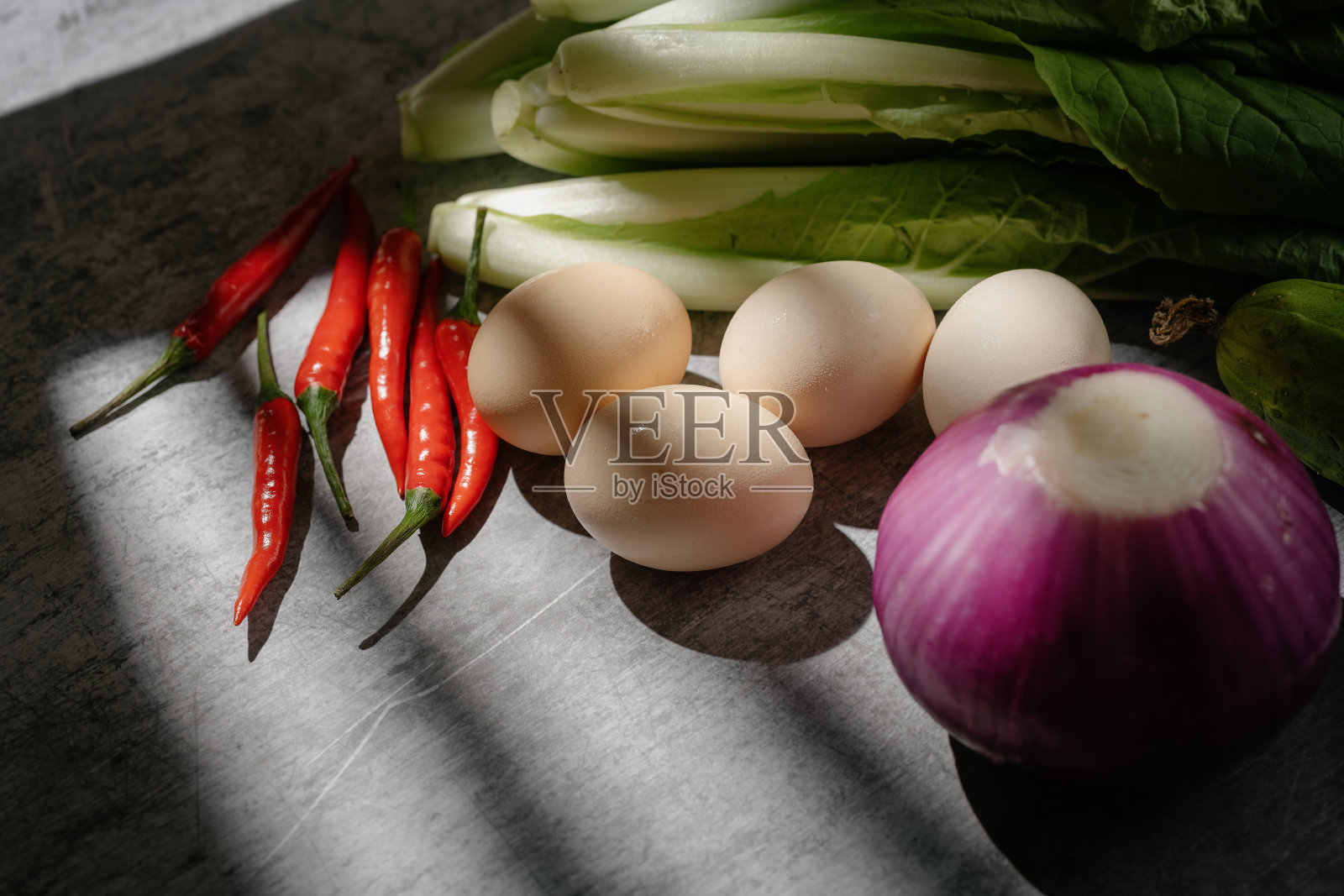 阳光照射在蔬菜和鸡蛋上照片摄影图片
