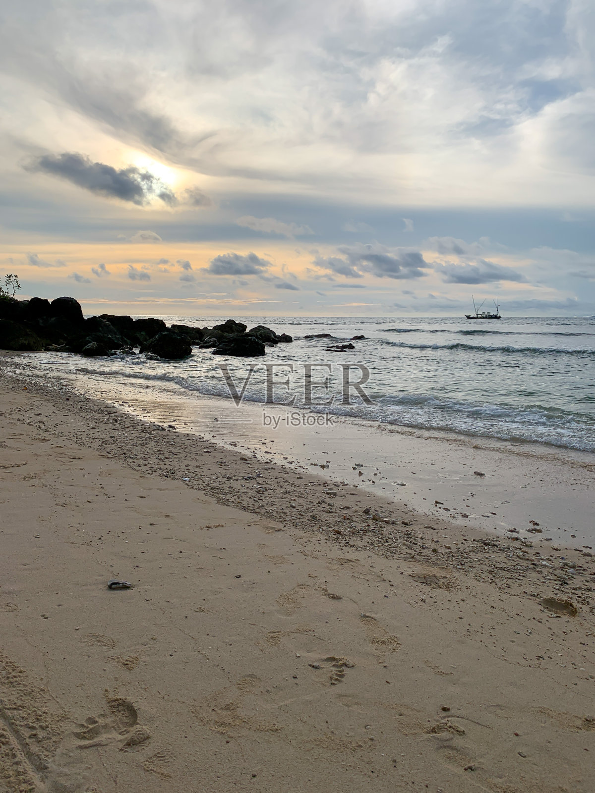 太阳落山时海滩上的气氛照片摄影图片