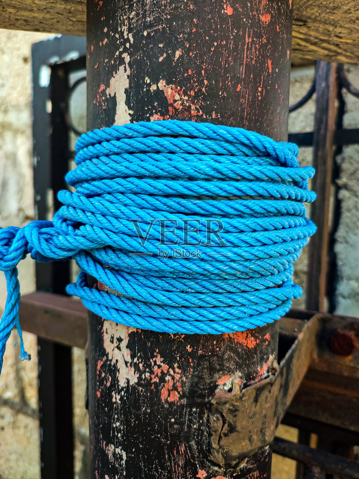 蓝色尼龙绳系在铁杆上照片摄影图片