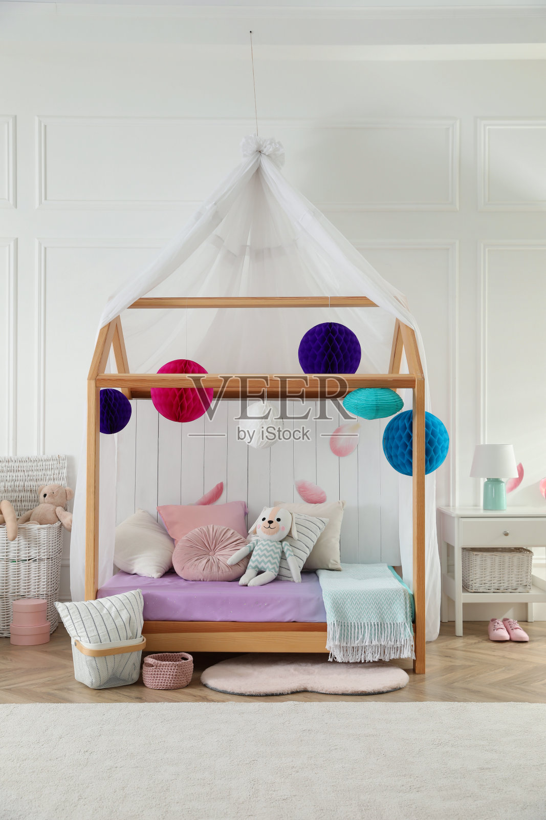 有风格的房间,适合孩子和房子床。室内设计照片摄影图片