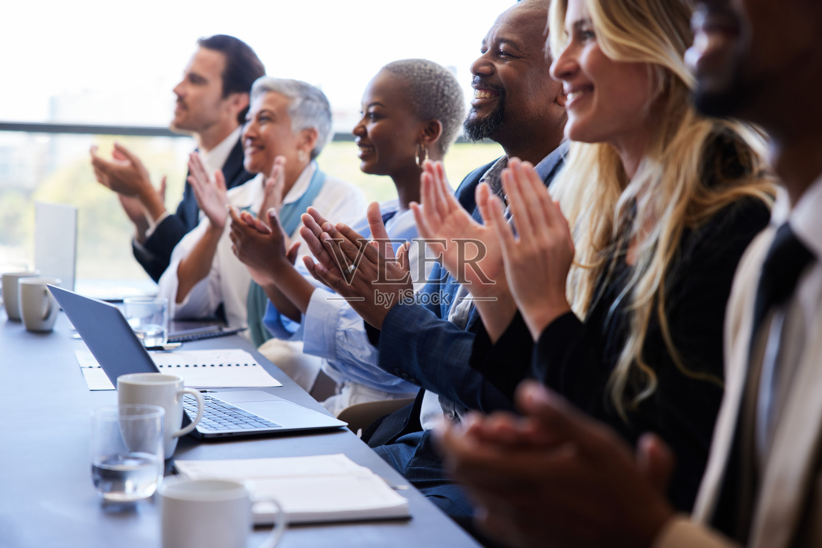 形形色色的商人在董事会会议结束后微笑鼓掌照片摄影图片