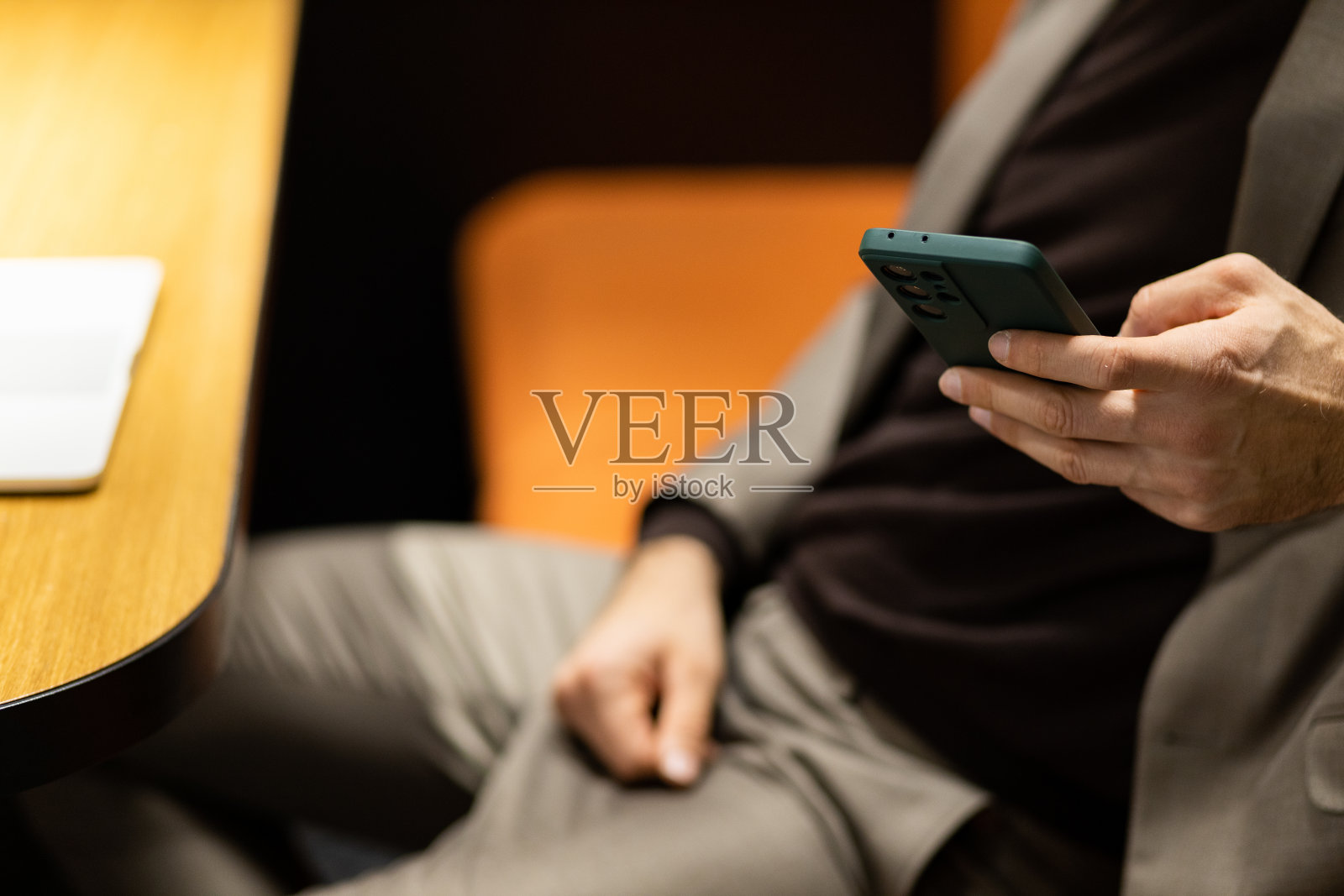 一个西装革新者发短信的特写镜头照片摄影图片