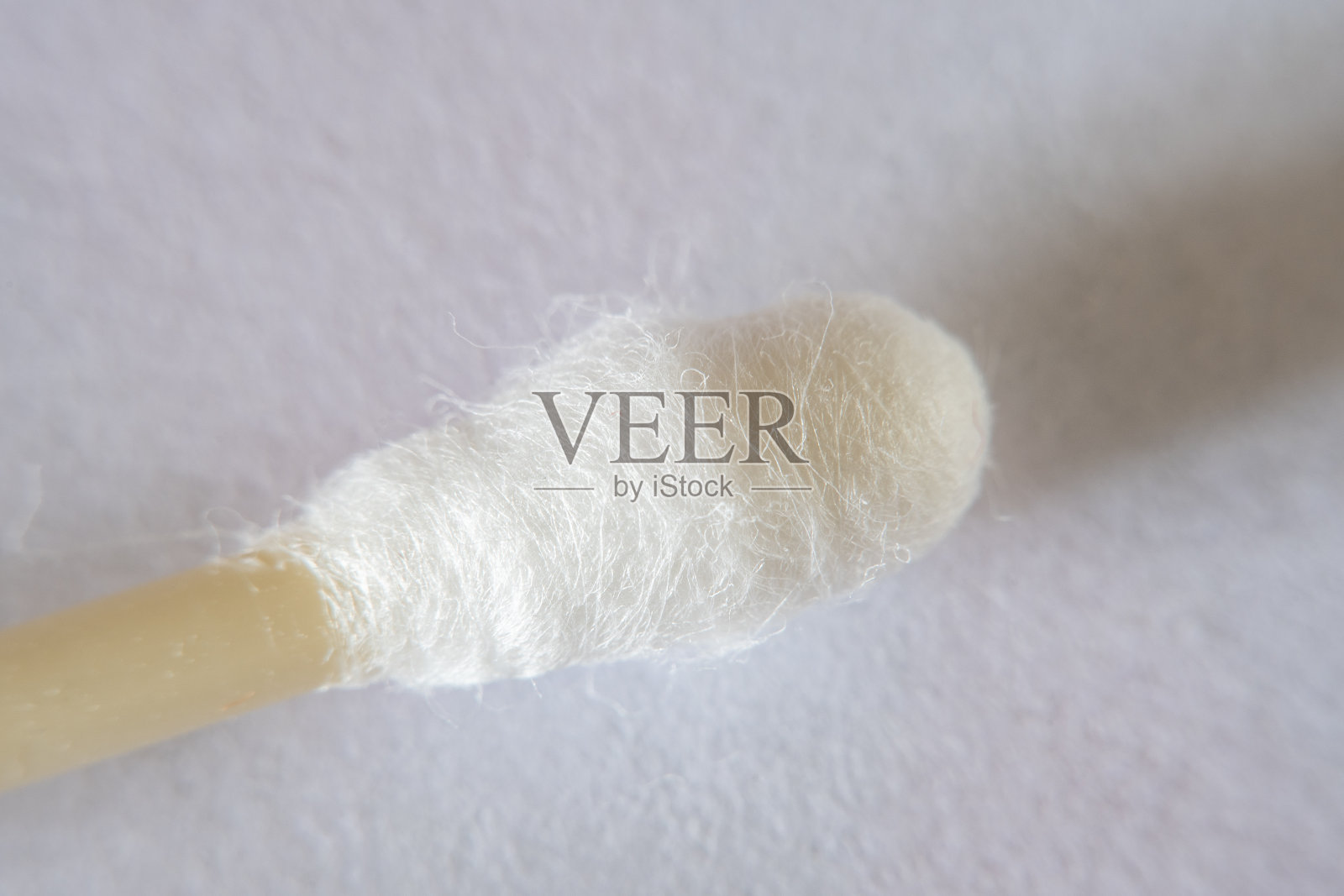 棉签在高倍率下选择性聚焦。棉花的小细节。照片摄影图片