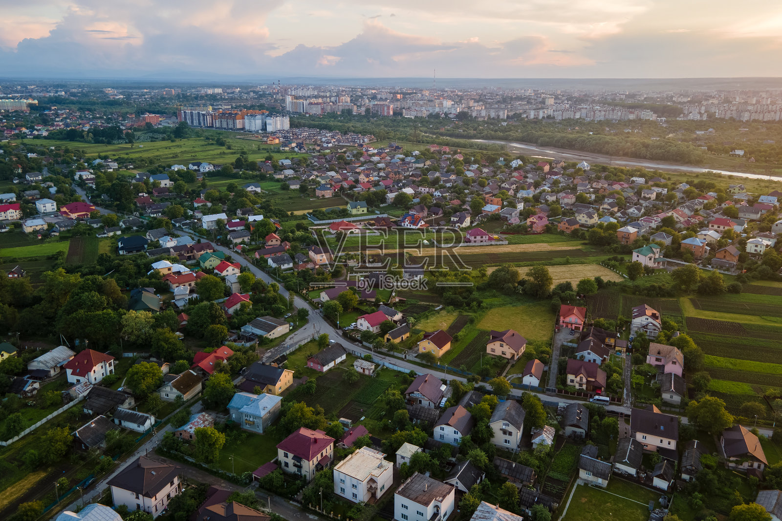 日落时分郊区住宅的鸟瞰图照片摄影图片