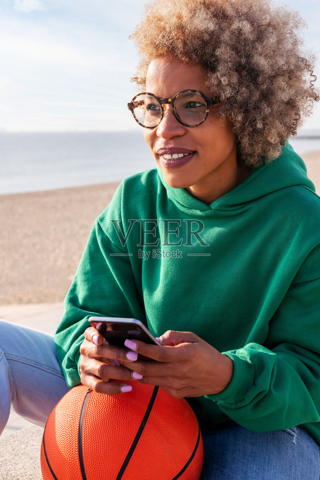 年轻的拉丁女人开心地用着手机照片摄影图片