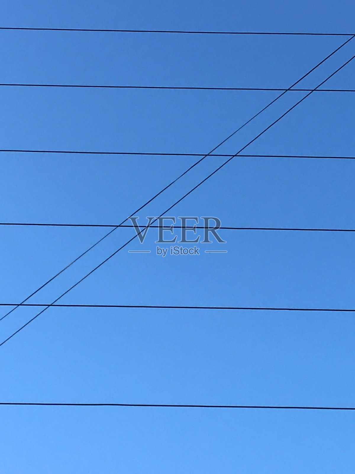 电线在晴朗的天空照片摄影图片